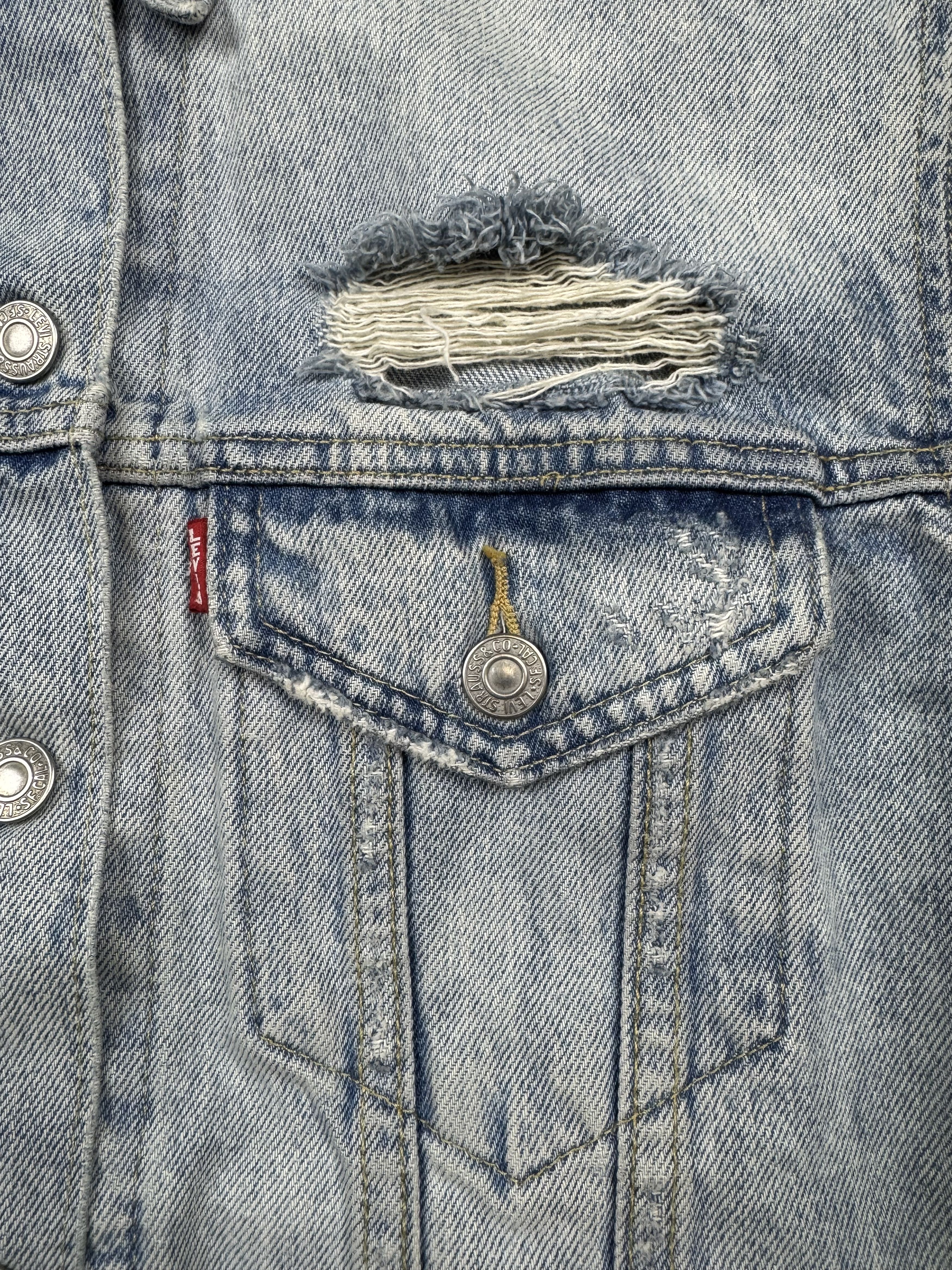 Levi's Levi's Premium Denim Trucker Jacket Distressed Light Wash Size S / US 4 / IT 40 - 2 Thumbnail