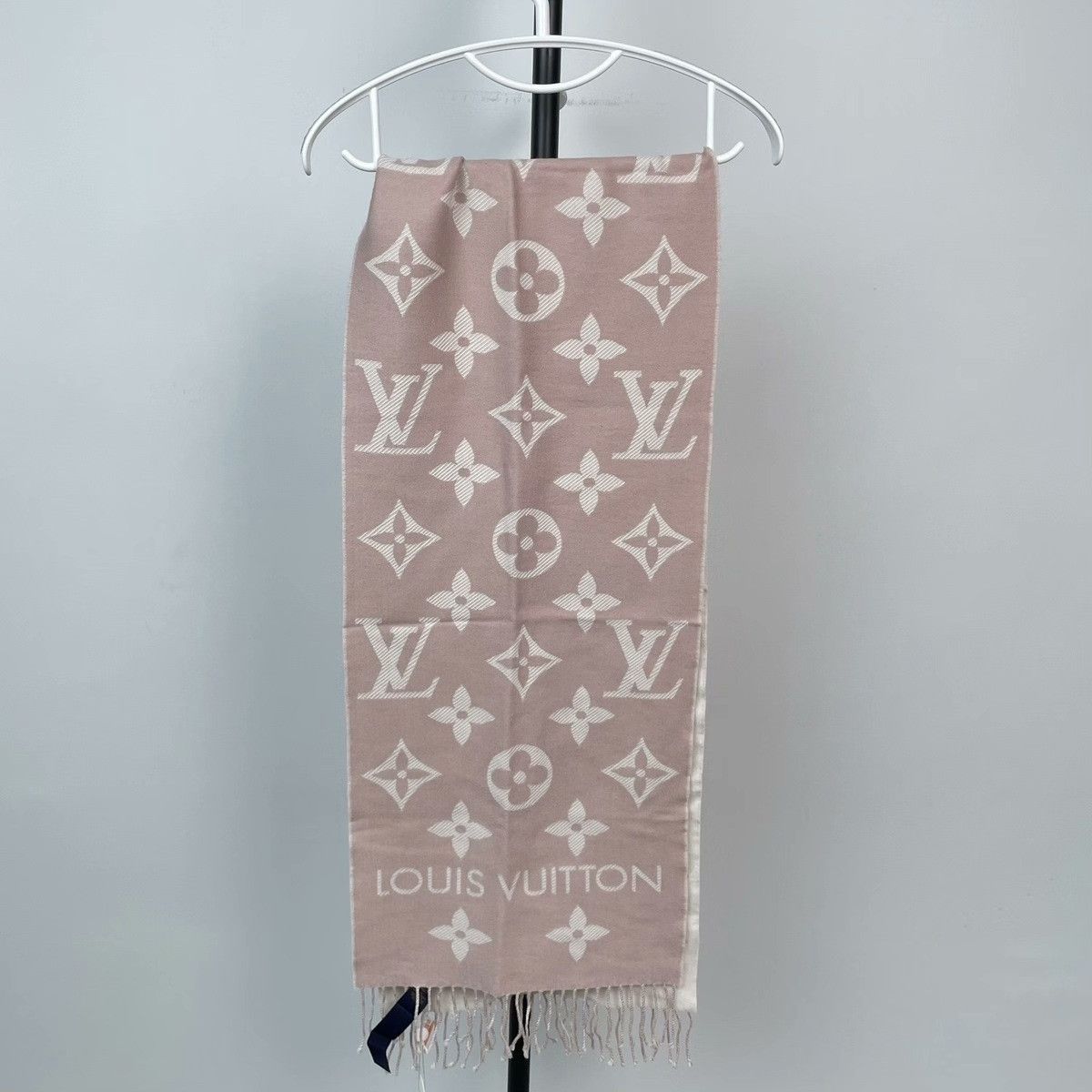 Louis Vuitton Louis Vuitton Pink Scarf 34 Men Size ONE SIZE - 1 Thumbnail