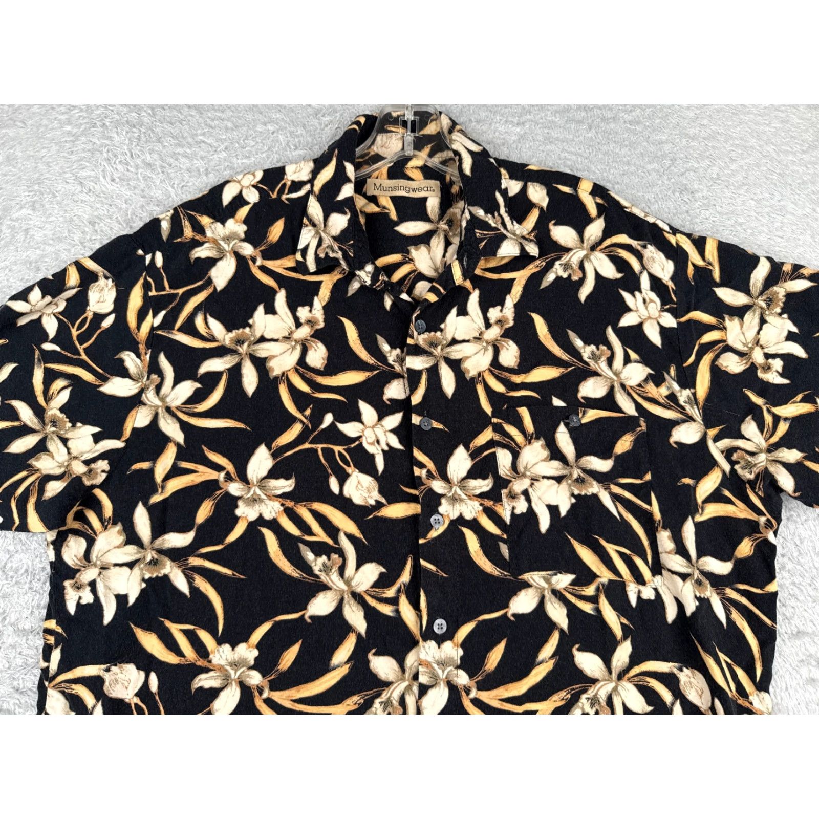 Vintage VINTAGE Munsingwear Shirt Men Large Black Beige Floral Button-Up 100% Rayon Hawaiian Resort Luau Aloha 40 in Chest Mens Size US L / EU 52-54 / 3 - 4 Thumbnail