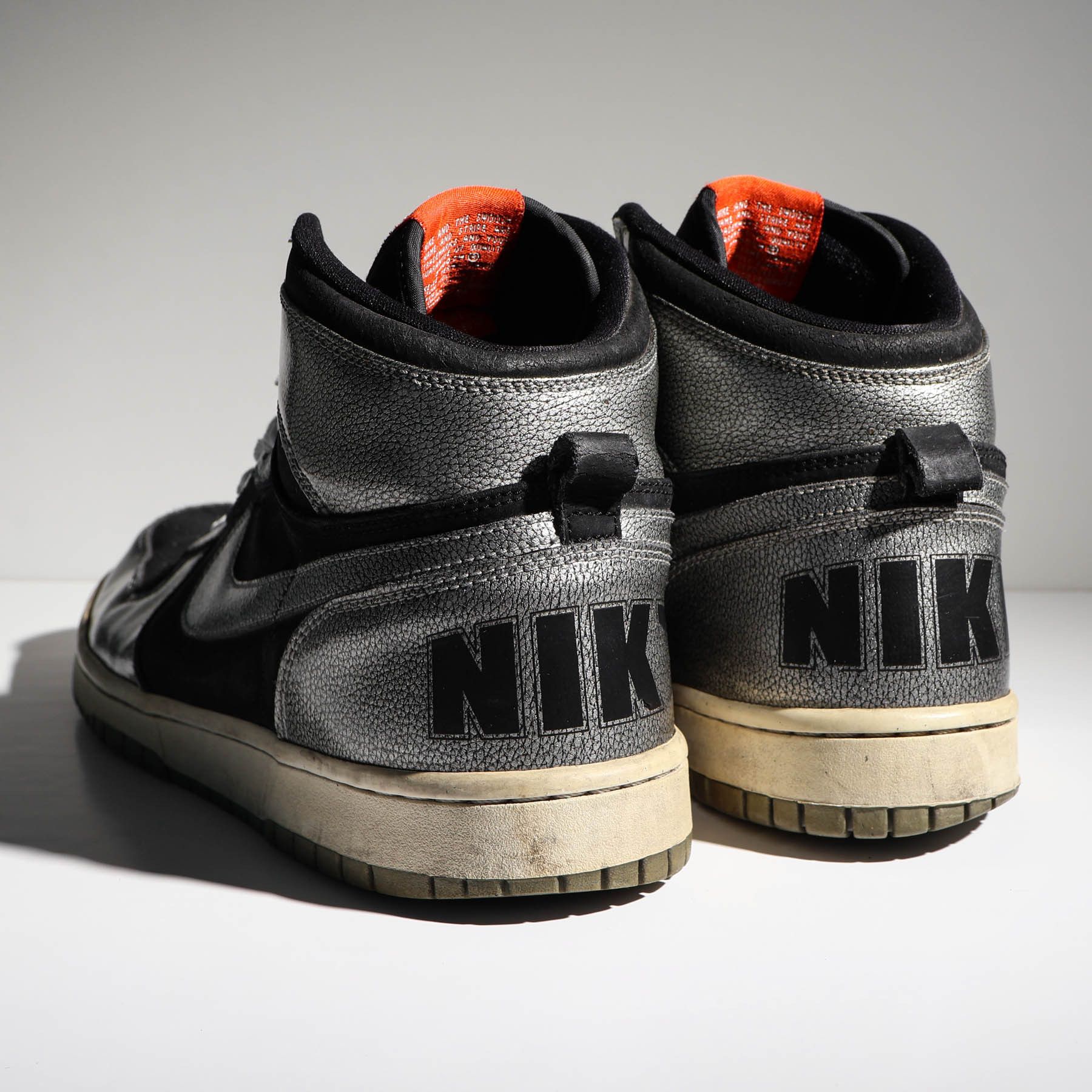 Nike Rare Nike Big Nike Logo Distressed Black Silver Sneaker 2010 Size US 10.5 / EU 43-44 - 6 Thumbnail