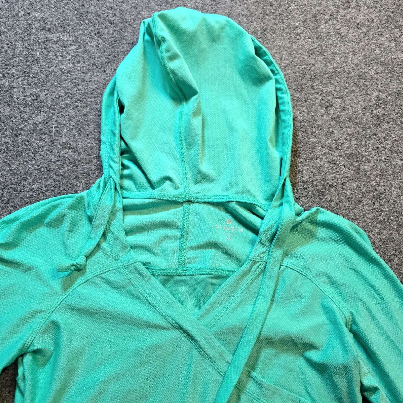 Athleta Athleta Top Womens XS Green Hoodie Pocket Tunic Stretch Athletic Casual Shirt Ladies XS Green Pullover V-Neck Long Sleeve Size XS / US 0-2 / IT 36-38 - 2 Thumbnail