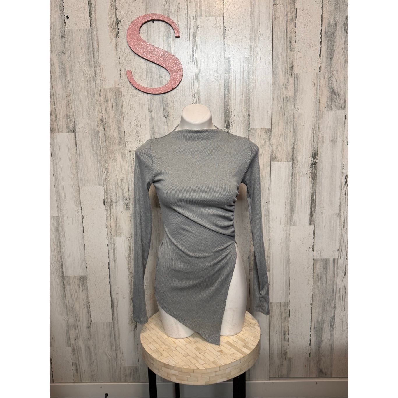 Other Fashion Nova Gray Asymmetrical Hem Long Sleeve Top Size S Size S / US 4 / IT 40 - 1 Thumbnail