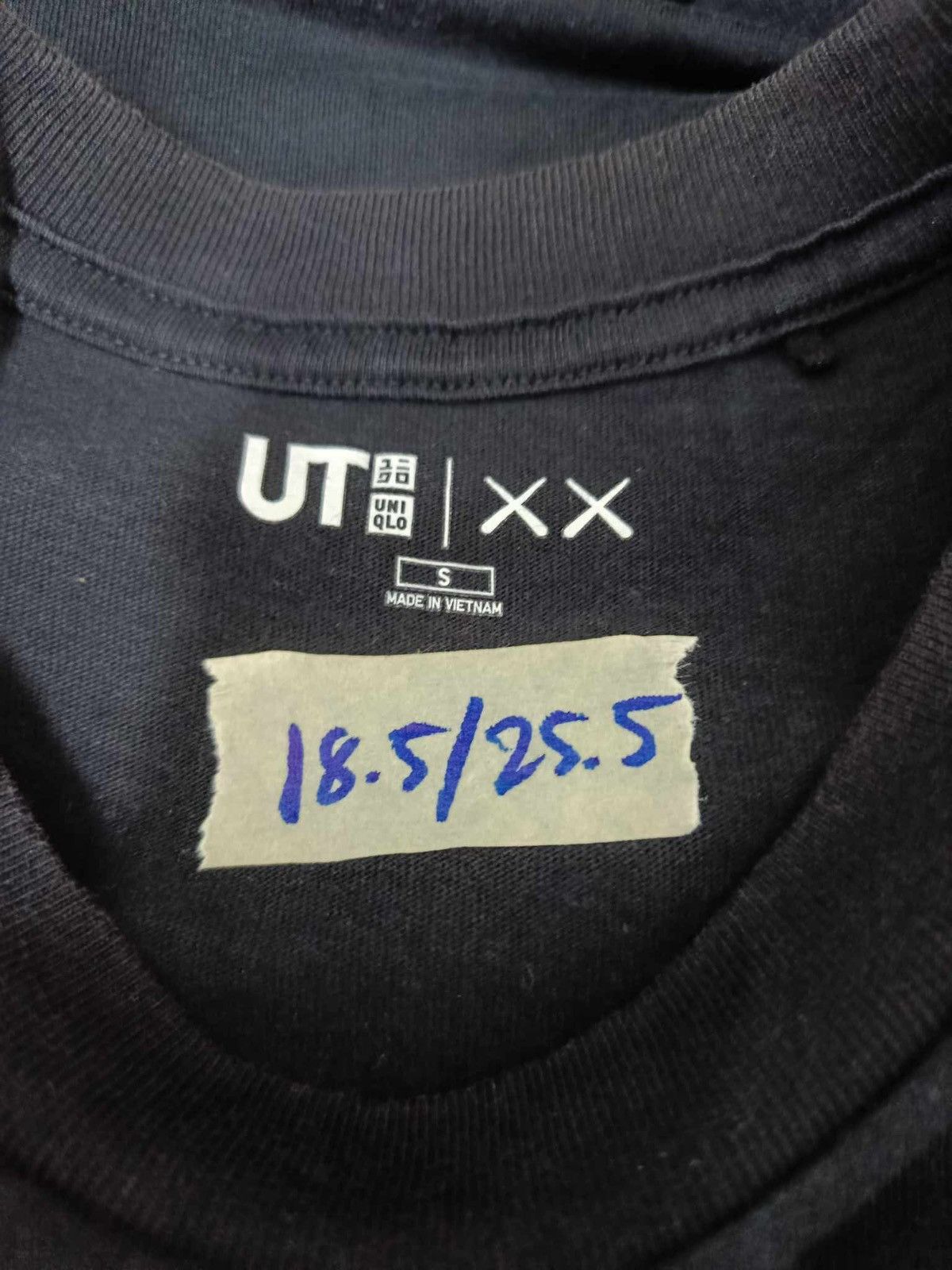 Kaws × Uniqlo Rare collabration uniqlo x kaws tee Size US S / EU 44-46 / 1 - 4 Thumbnail