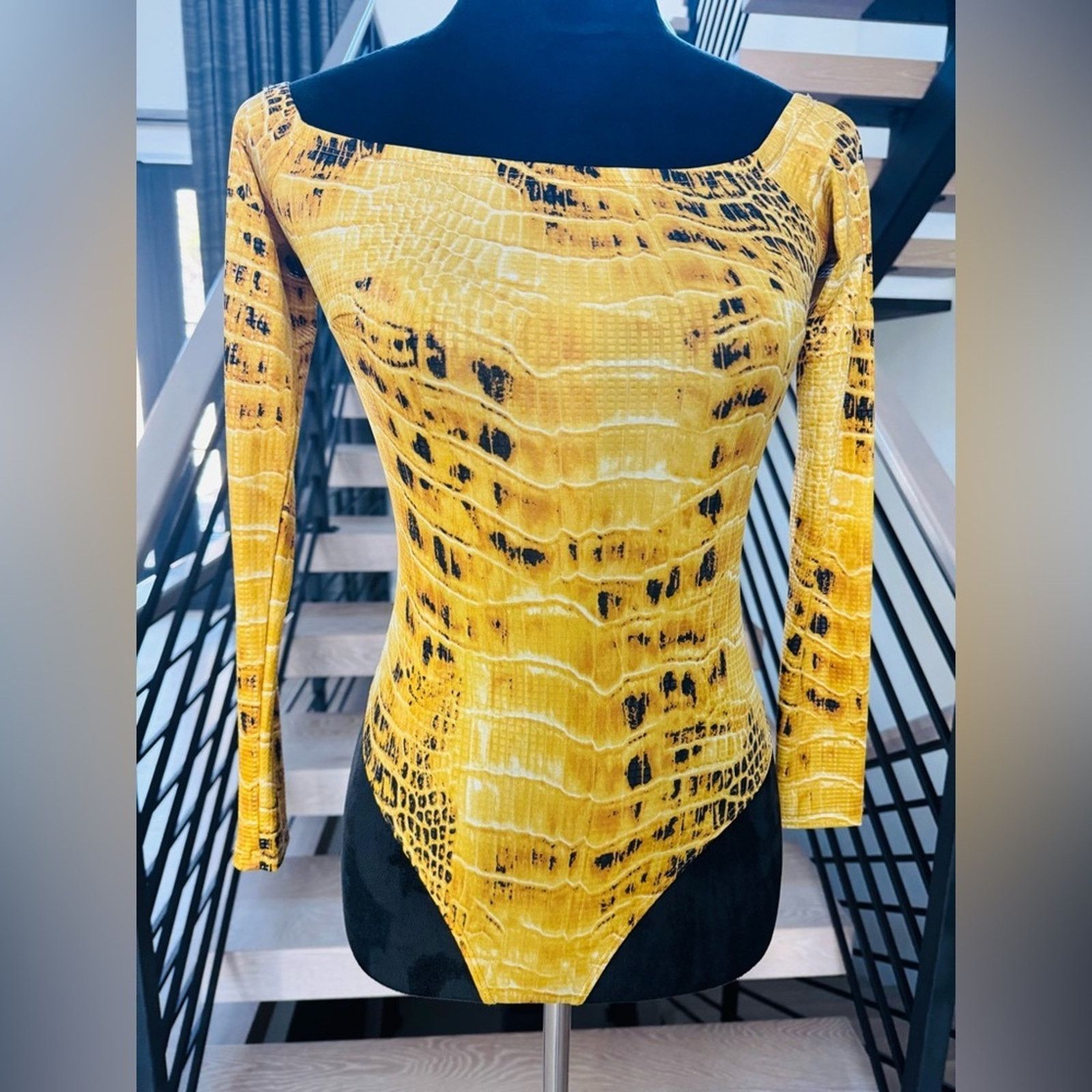 Guess New Guess Yellow Snakeskin Women's Top size XS Size XS / US 0-2 / IT 36-38 - 1 Thumbnail