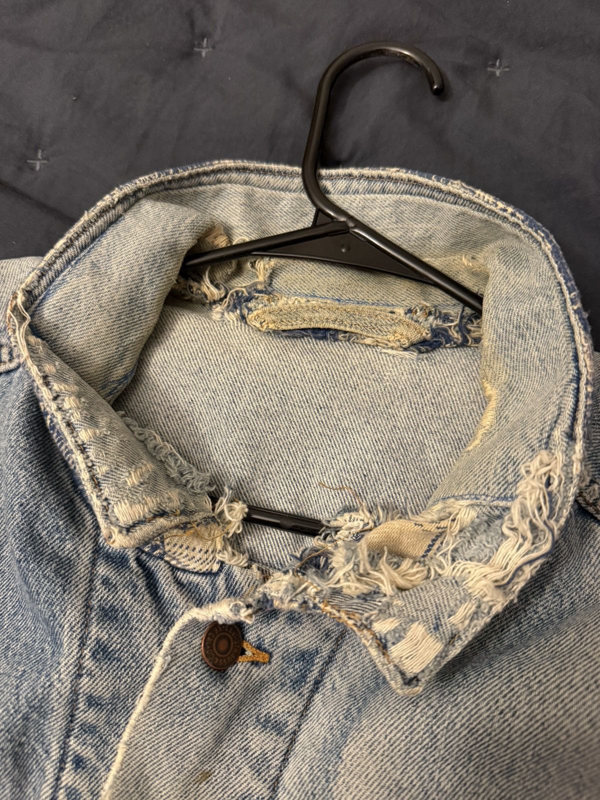 Vintage Vintage Levi’s Distressed Thrashed Denim Workwear Jacket Size US XL / EU 56 / 4 - 8 Thumbnail