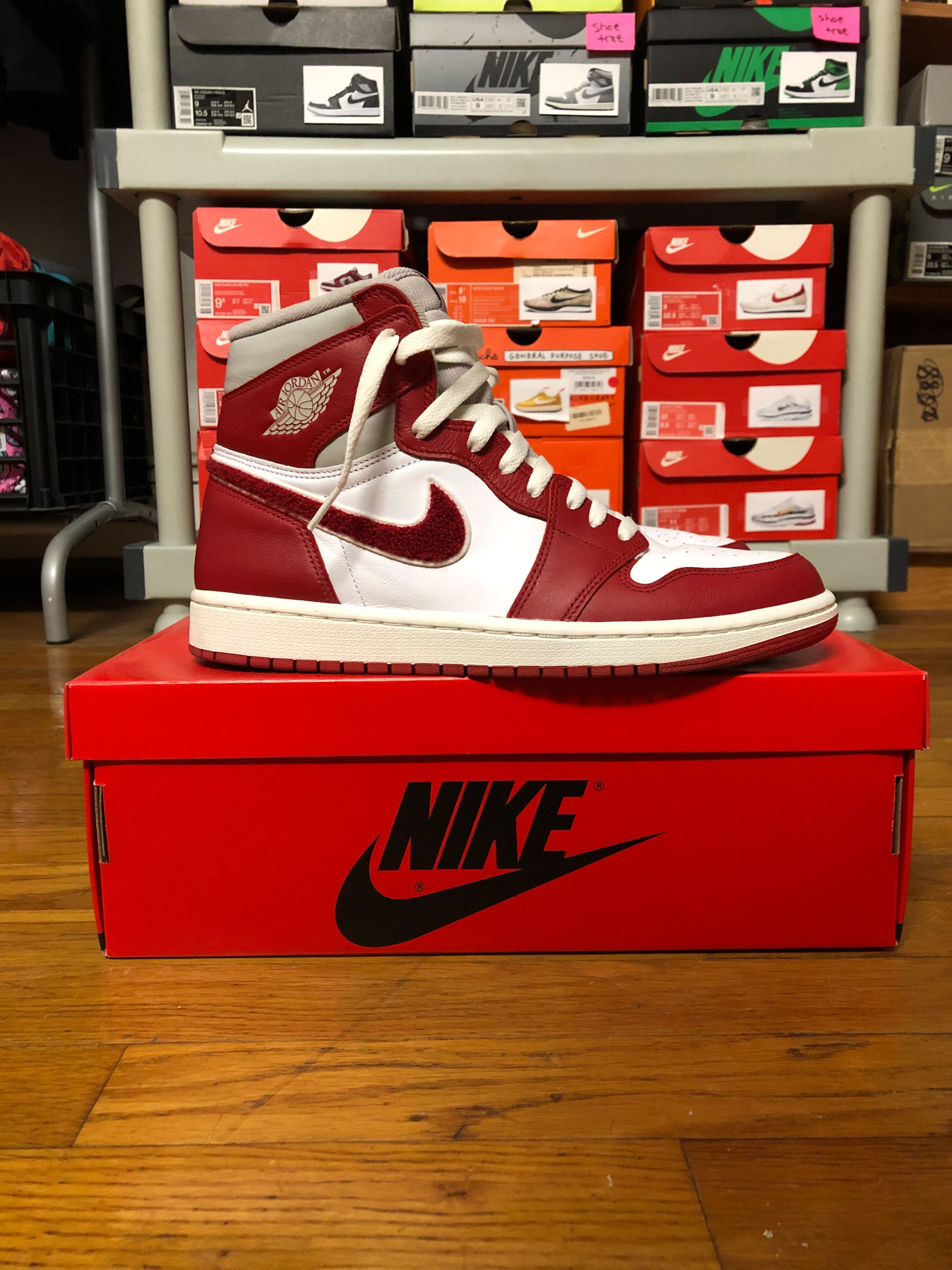 Nike *USED* WMNS Nike Air Jordan1 HighOG VarsityRed sz W10.5 / M9 Size US 9 / EU 42 - 4 Thumbnail