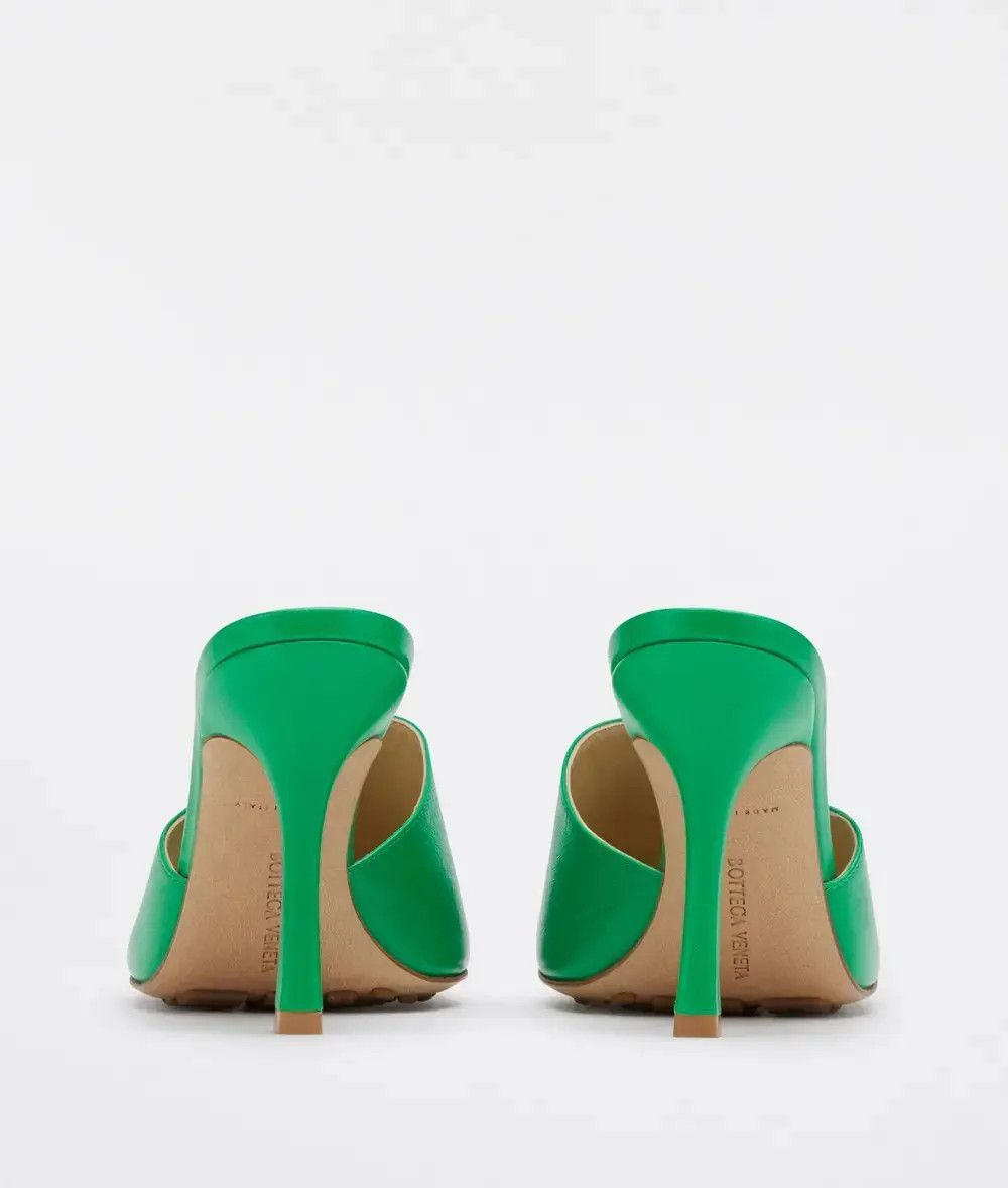 o1n1vont0126 Stretch Mules in Grass
