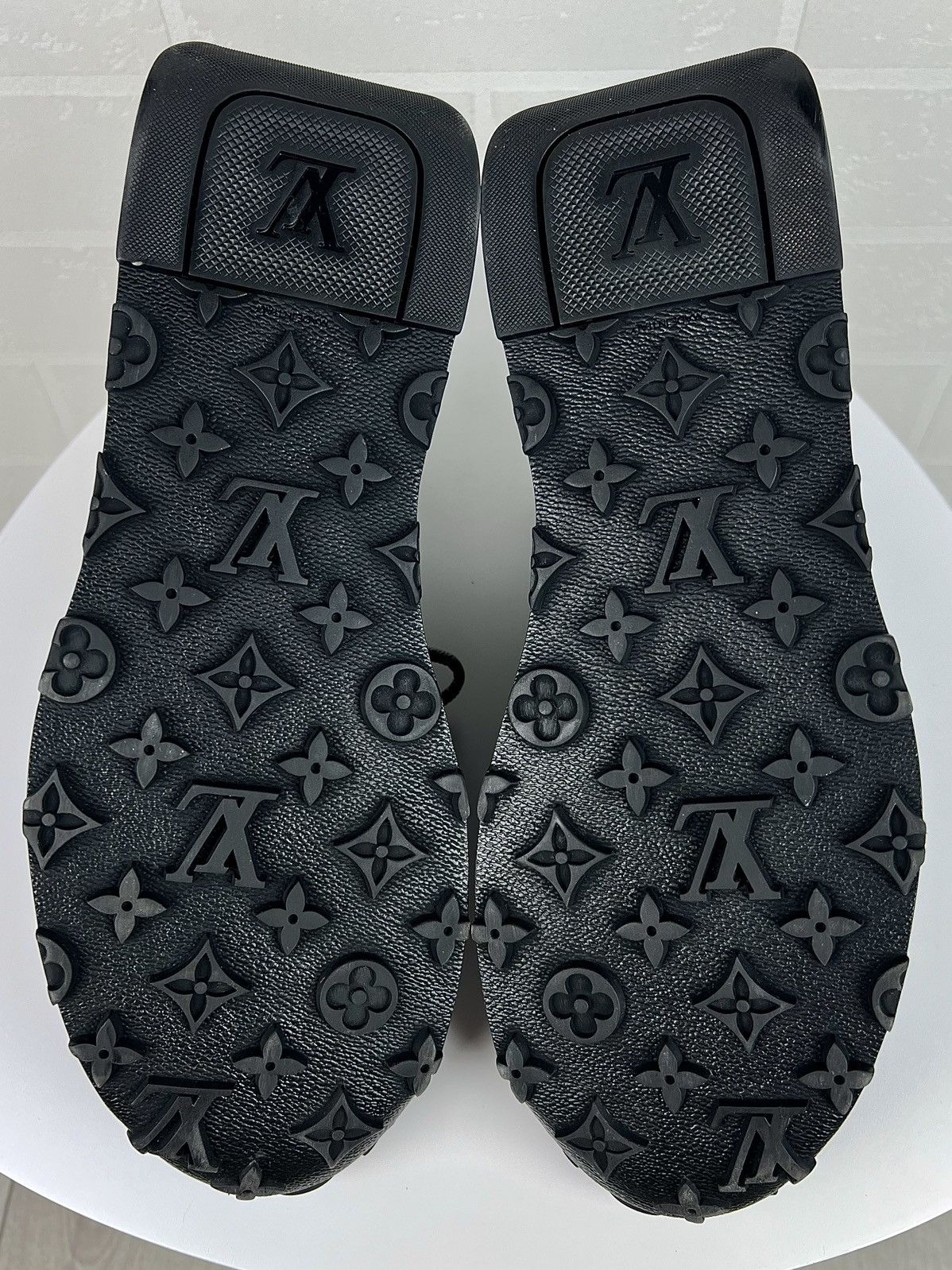 Louis Vuitton LOUIS VUITTON Sneakers Leather Trainers LV Monogram Logo Men Size US 10.5 / EU 43-44 - 16 Thumbnail