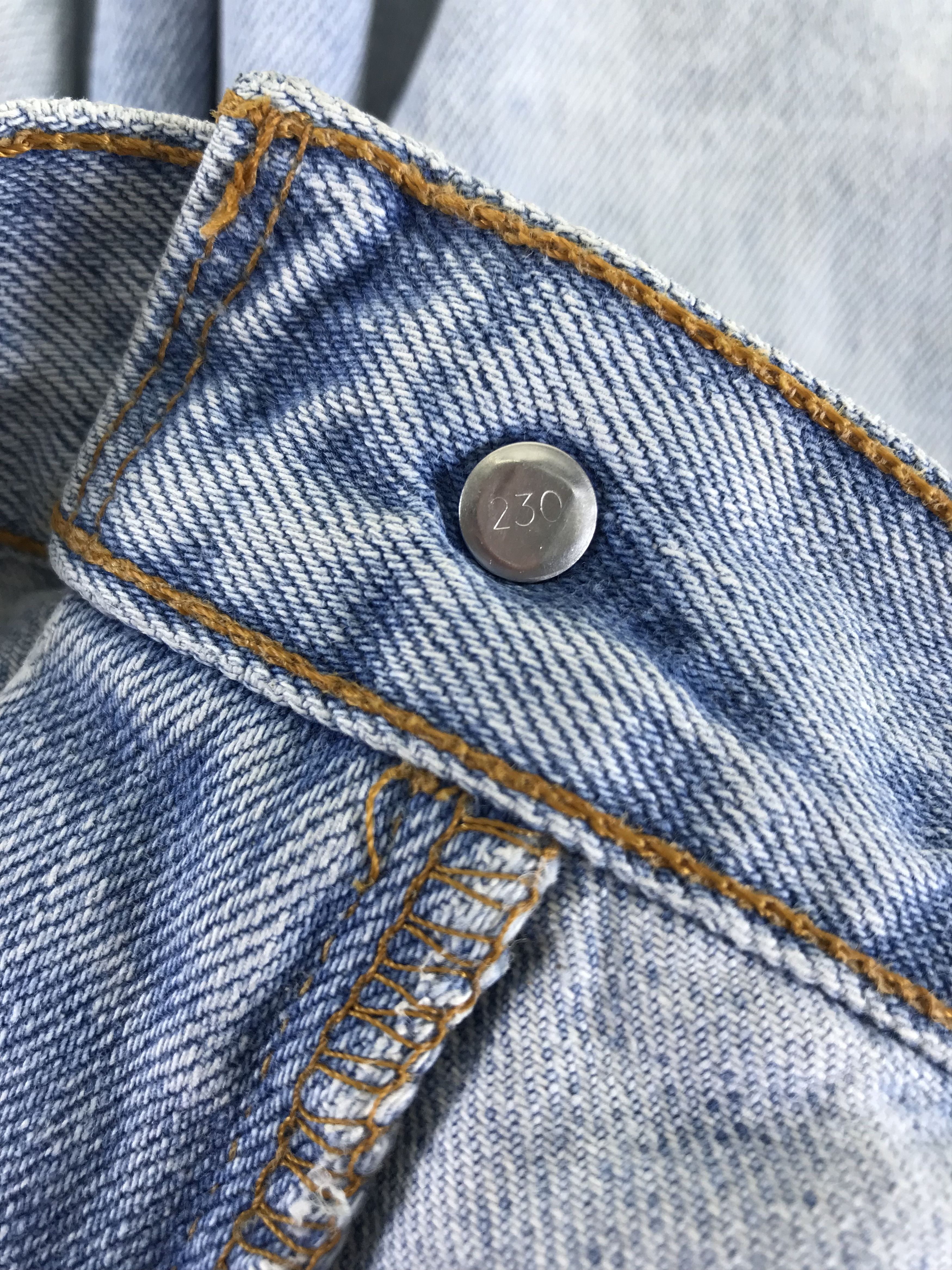 Levi's Vintage Levi's 550 Relaxed Wash Light Wash Short Jeans Size US 32 / EU 48 - 4 Thumbnail
