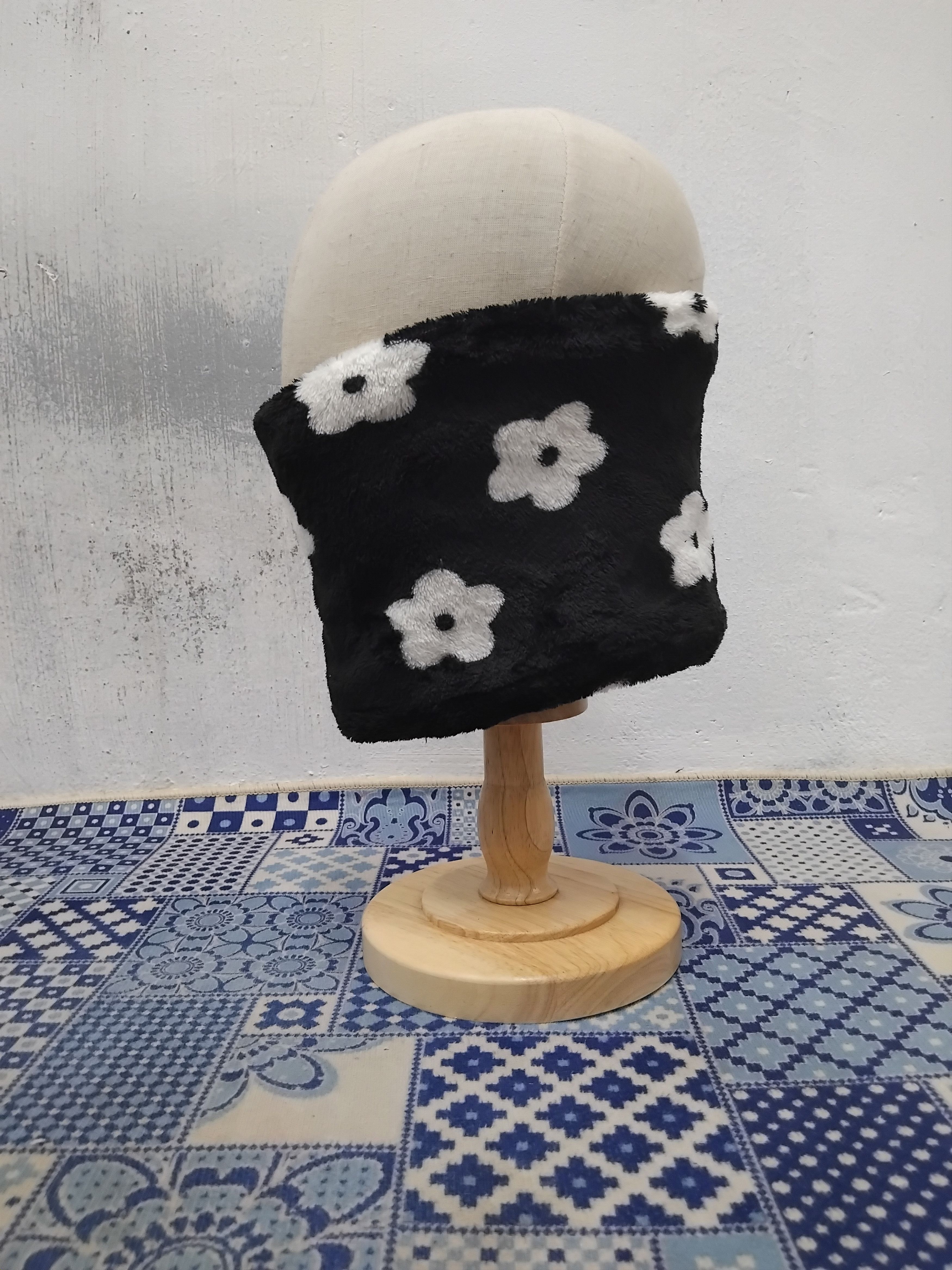 Japanese Brand 💥Flower black colour warmer neck Size ONE SIZE - 3 Thumbnail