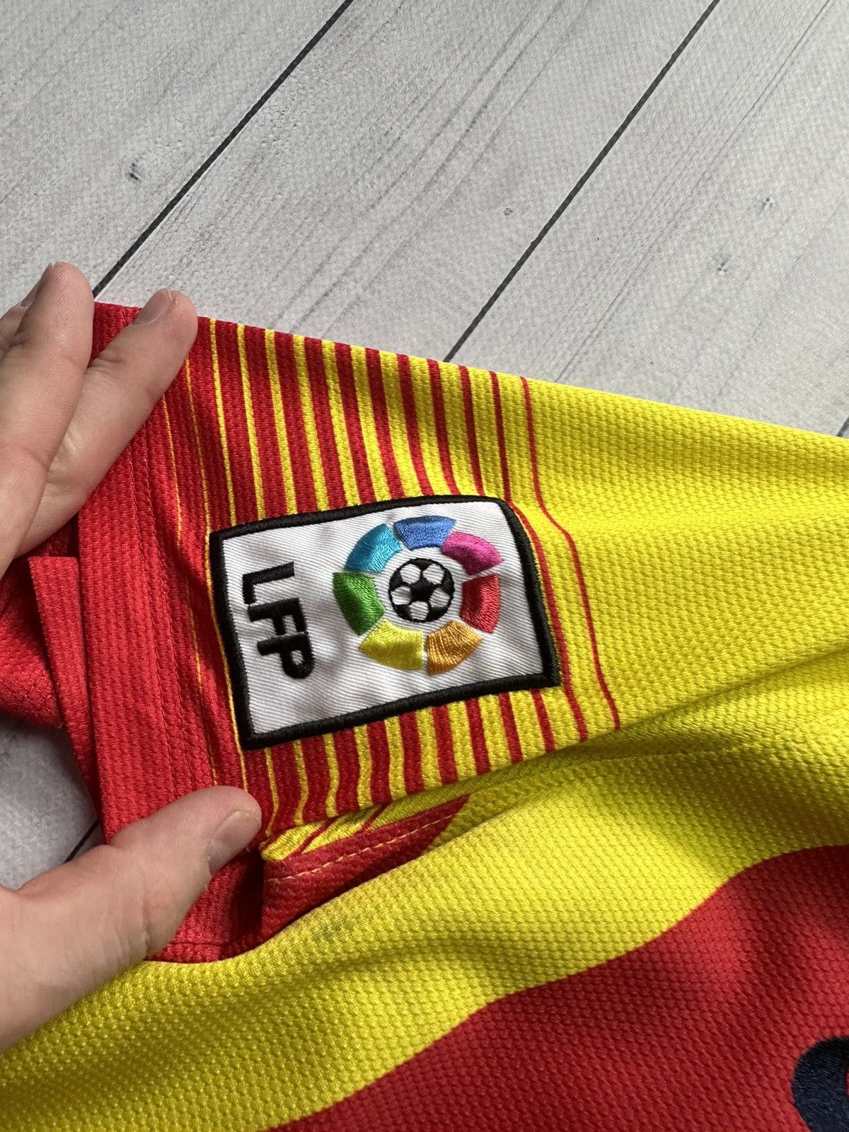 Vintage Vintage Barcelona soccer jersey size M distressed Size US M / EU 48-50 / 2 - 7 Thumbnail