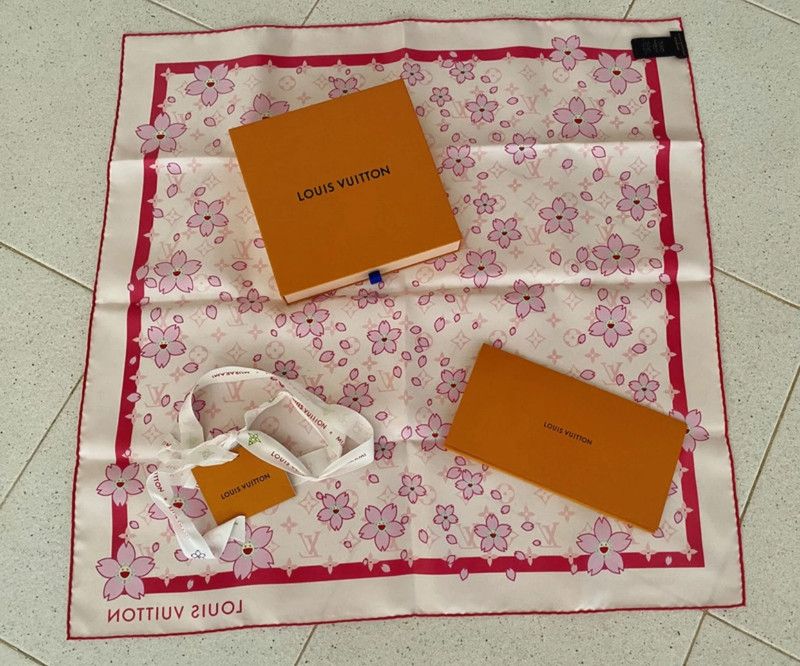 Louis Vuitton Louis Vuitton x Takashi Murakami Cherry Blossom Foulard Size ONE SIZE - 1 Thumbnail