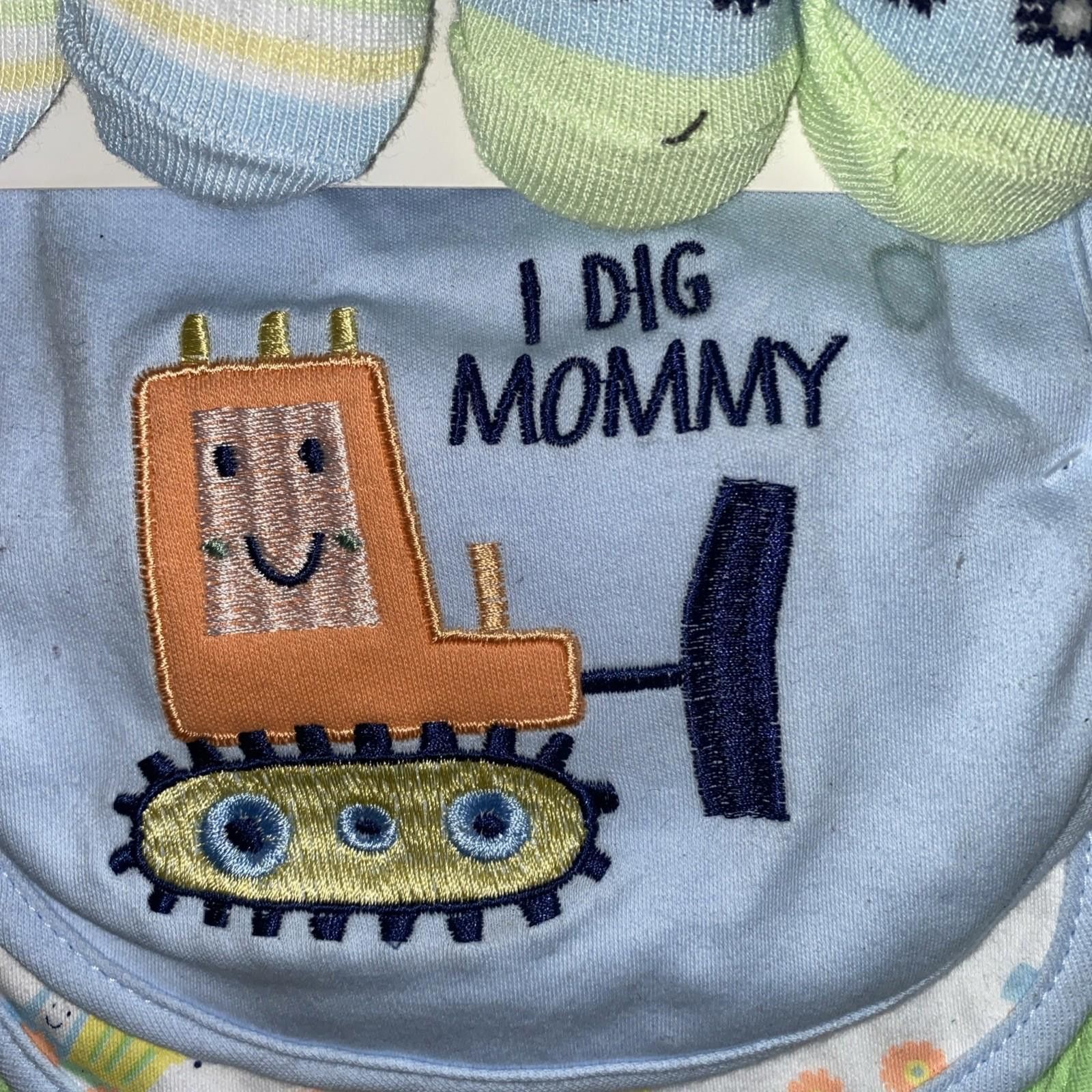 Other NEW 0-9 MO BOYS THEMED 5 PIECE BIBS SOCKS SET 3 BIBS 2 SOCKS Size ONE SIZE - 2 Thumbnail