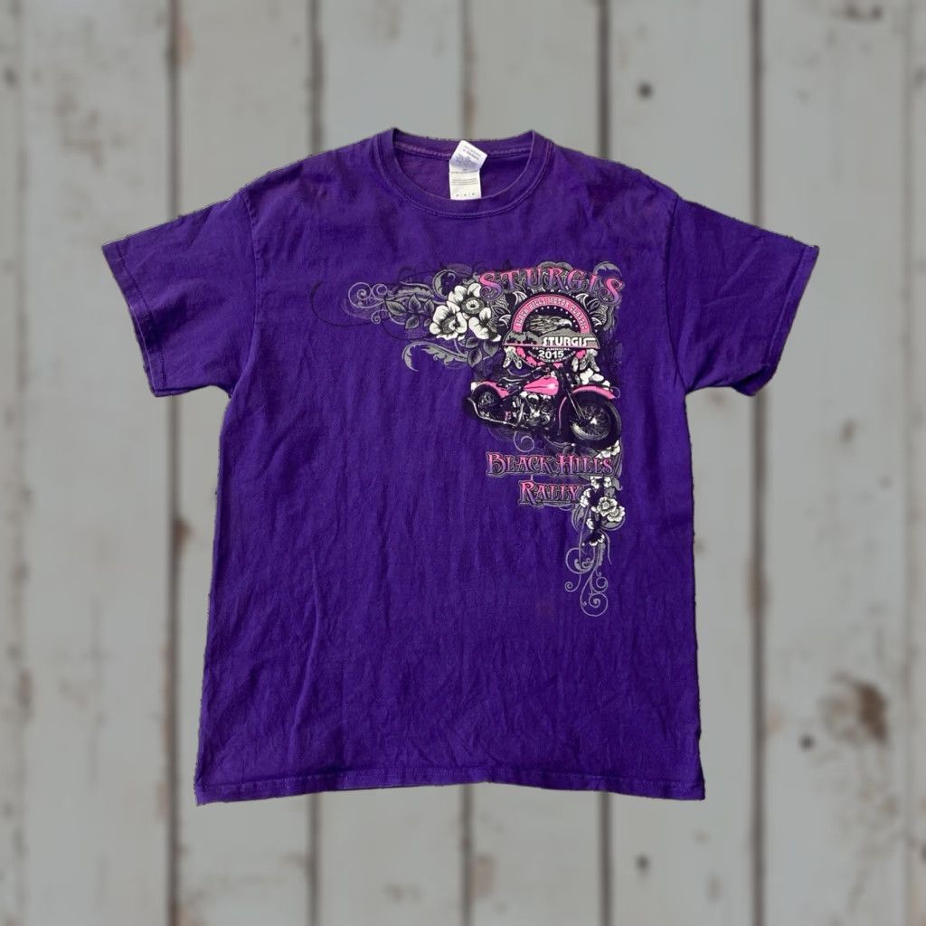Gildan Sturgis Black Hills Rally 2015 Graphic T-Shirt Purple Medium Mens Gildan Ultra Cotton Short Sleeve Crew Neck Pattern Graphic Print Vintage No Size US M / EU 48-50 / 2 - 1 Thumbnail