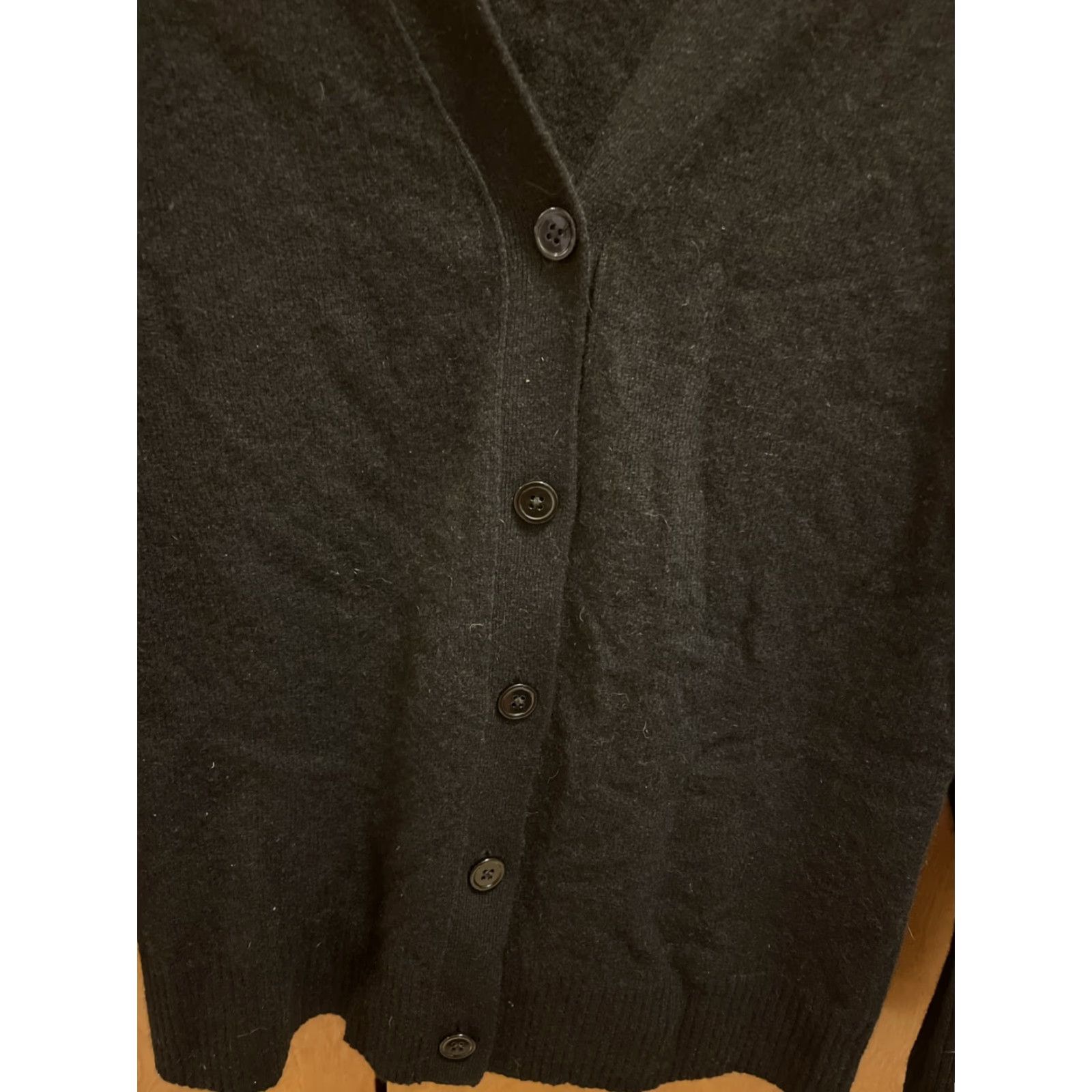 Bloomingdale's Bloomingdale's Black Cashmere Cardigan XS V-Neck Long Sleeve Lightweight Women's Classic Designer Size XS / US 0-2 / IT 36-38 - 2 Thumbnail