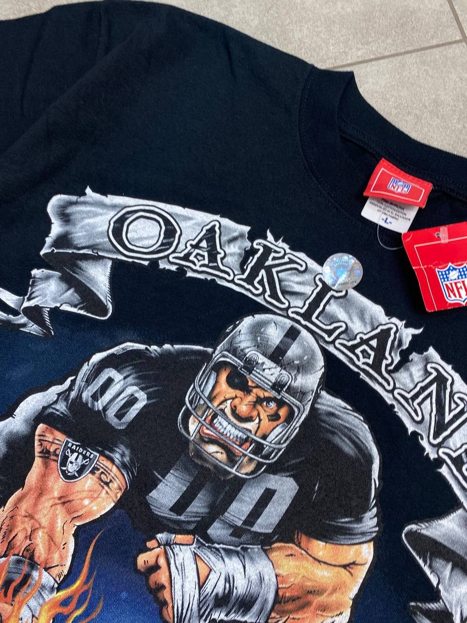 NFL Vintage NFL Oakland Raiders Mad Player Print T-Shirt Size US L / EU 52-54 / 3 - 7 Thumbnail