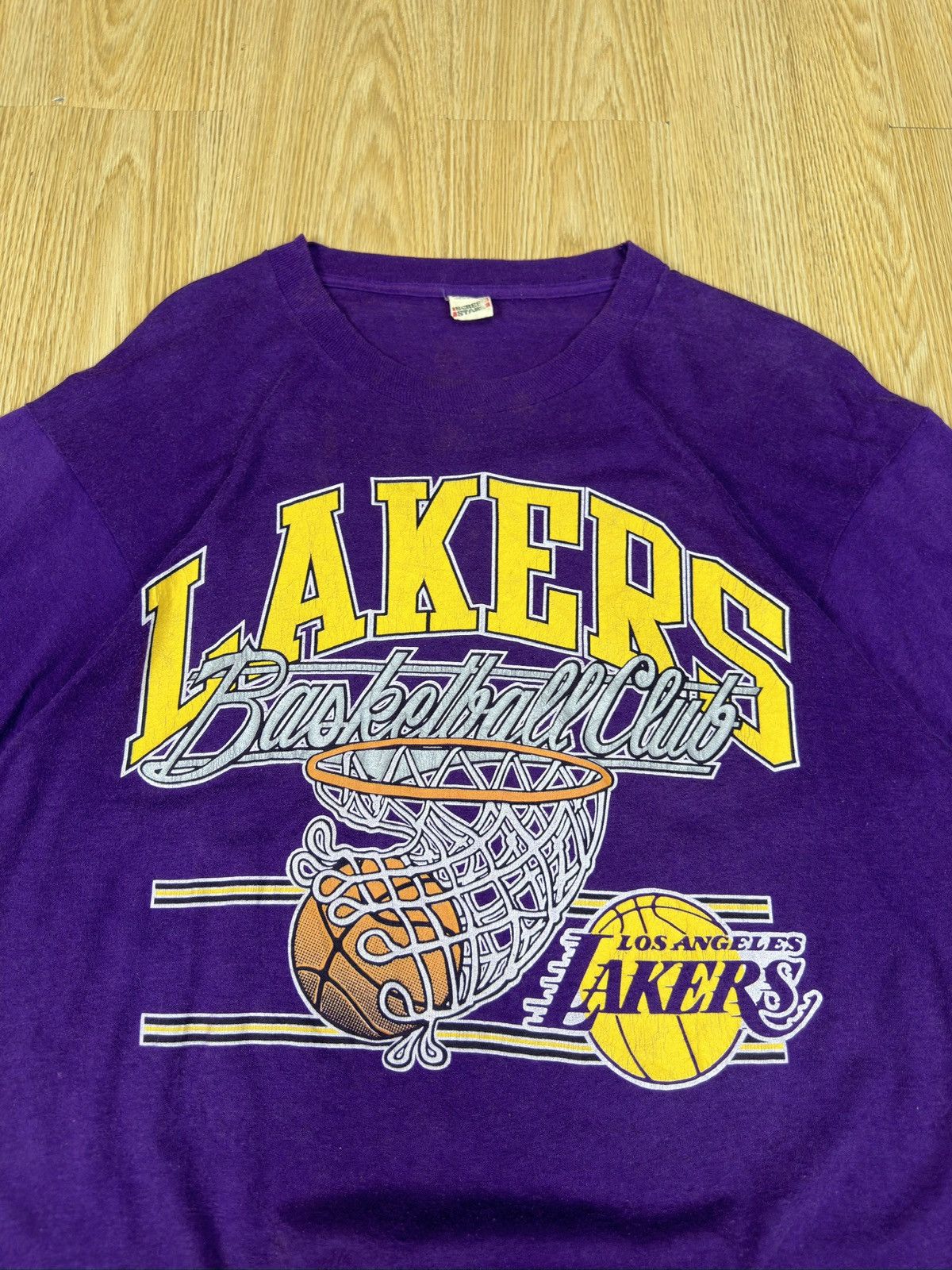 Vintage Vintage 80s NBA LA Lakers Screen Stars TShirt A894 Size US XL / EU 56 / 4 - 2 Thumbnail