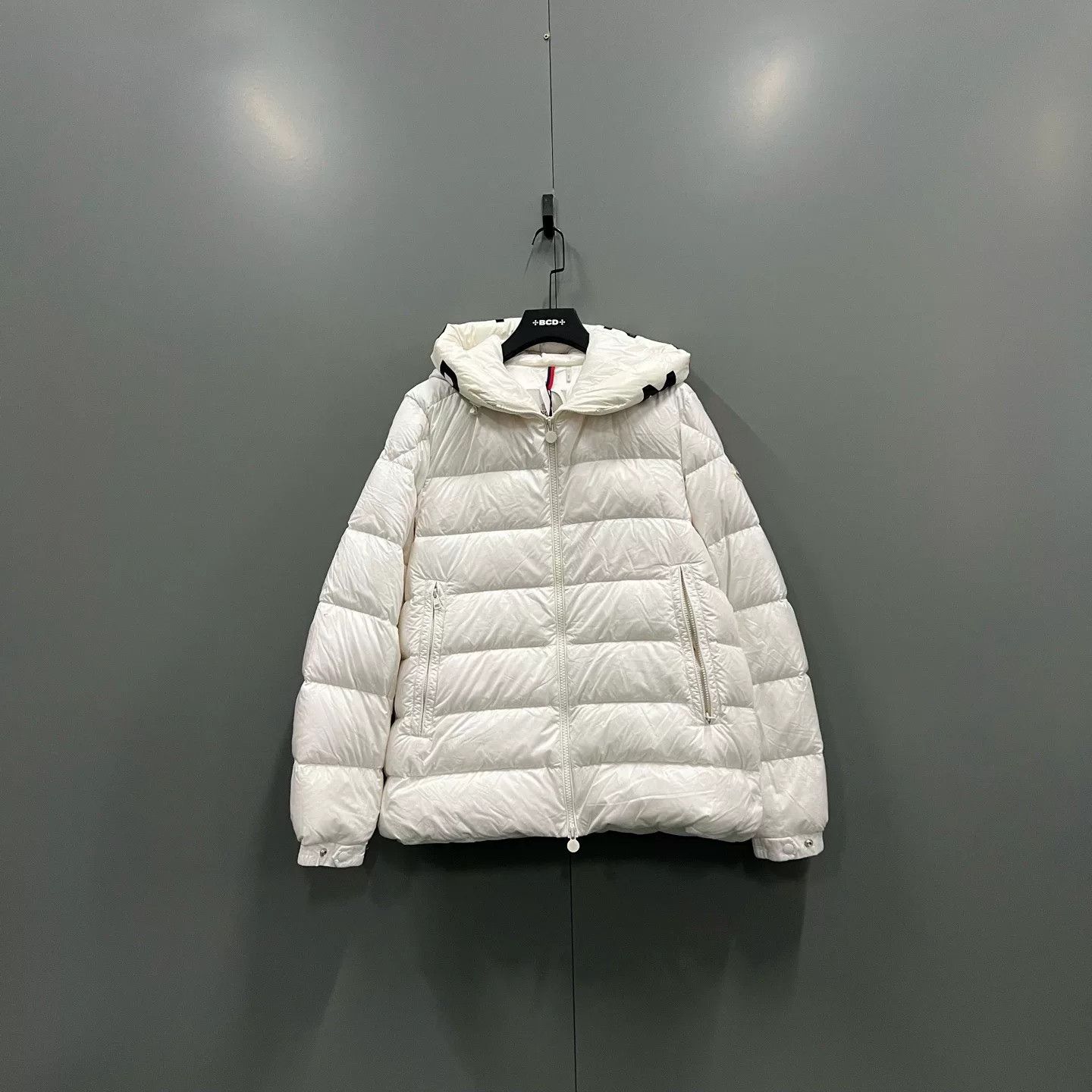 Moncler moncler white logo print down jacket Size US L / EU 52-54 / 3 - 1 Thumbnail