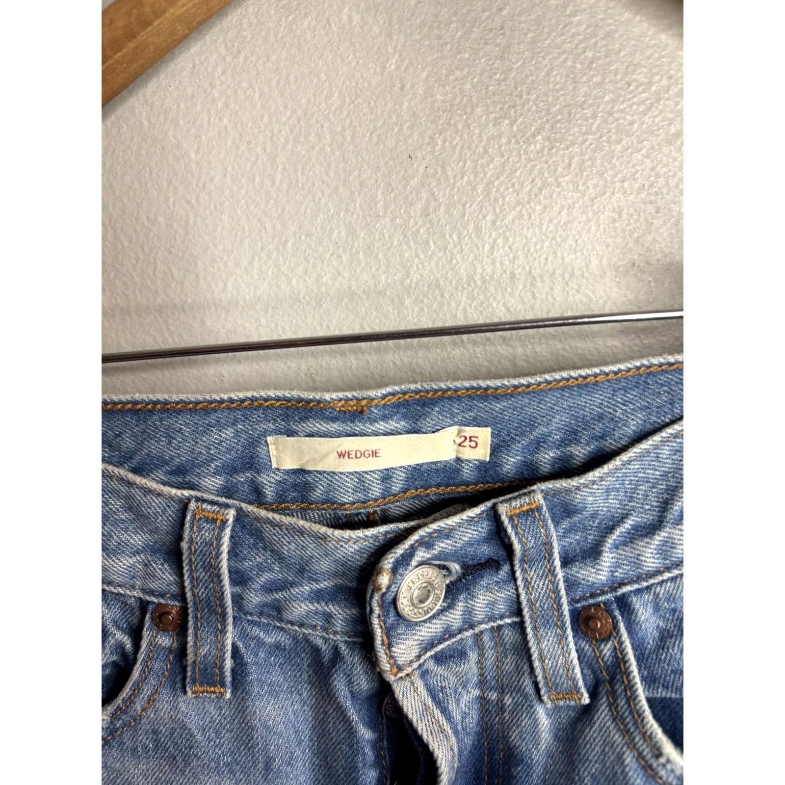 Levi's Levi's Wedgie Straight Jeans Womens 25 Blue Light Wash High Rise Cropped Raw Hem Denim Slim Straight Size 42" / US 20 - 2 Thumbnail
