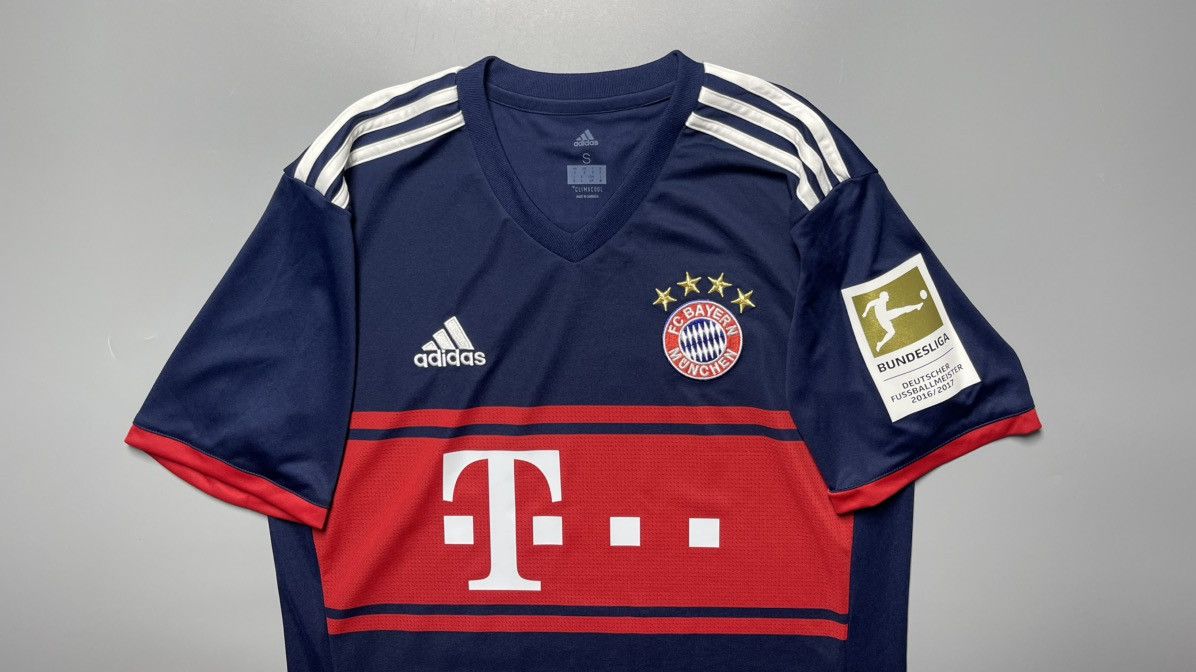 Vintage BAYERN ADIDAS 2017/2018 FOOTBALL AWAY JERSEY #23 VIDAL Size US S / EU 44-46 / 1 - 3 Thumbnail