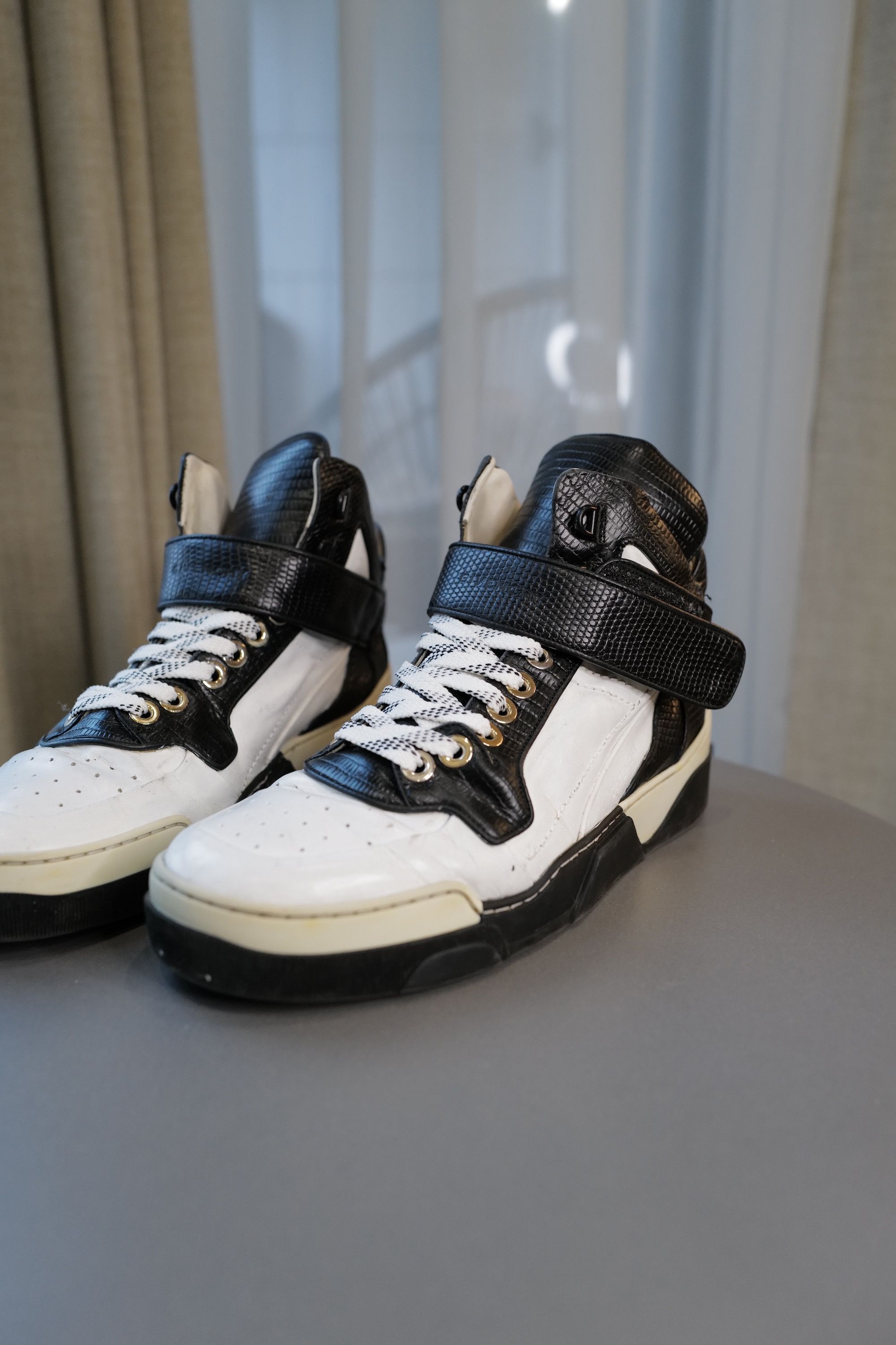 Givenchy Givenchy Hi Top Leather Sneakers Size US 8 / EU 41 - 2 Thumbnail
