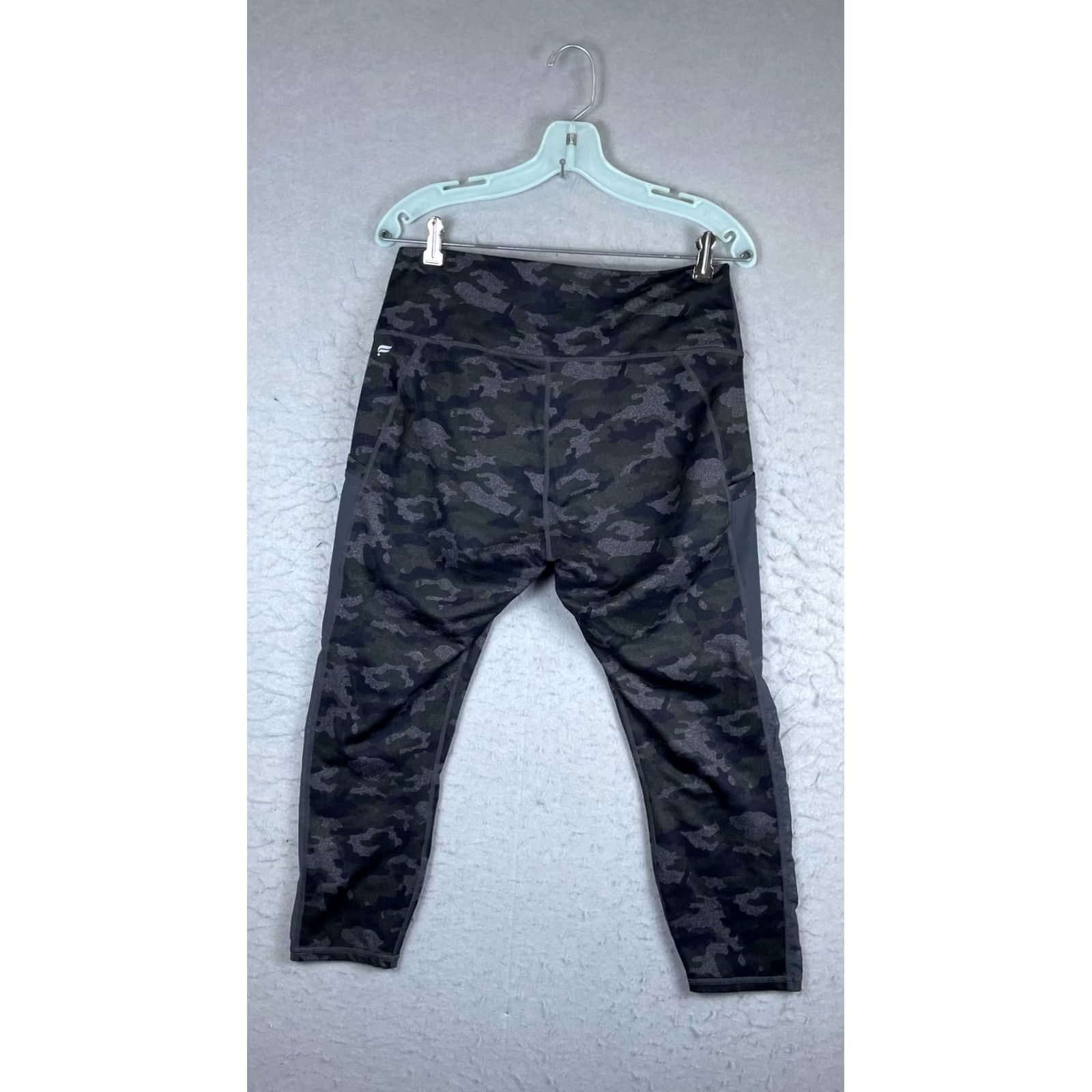 Fabletics Fabletics PowerHold Leggings Womens XL Capri Pockets Compression Camo Size 40" / US 18 - 7 Thumbnail