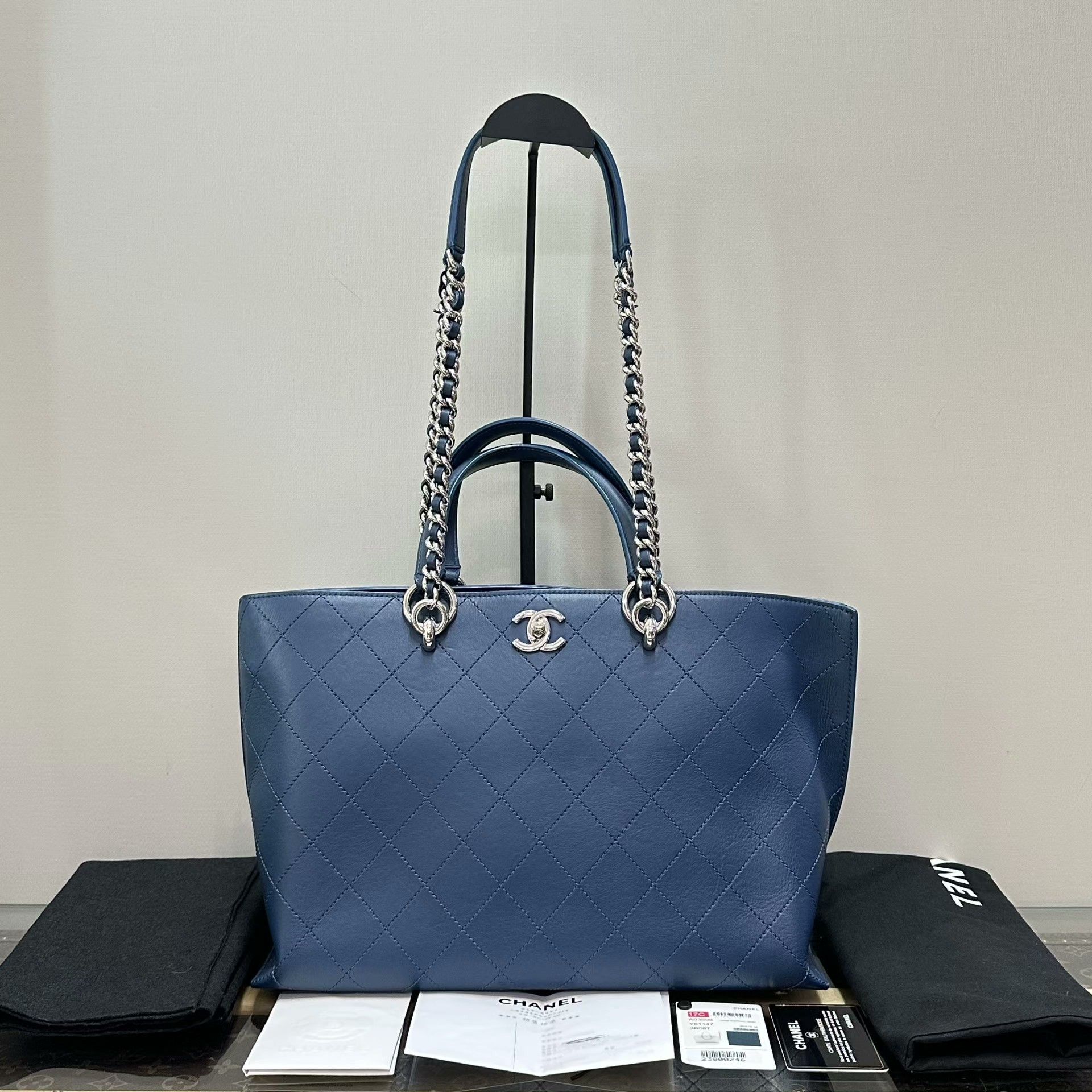 Chanel Pre-loved Bag Very good condition Size ONE SIZE - 1 Thumbnail