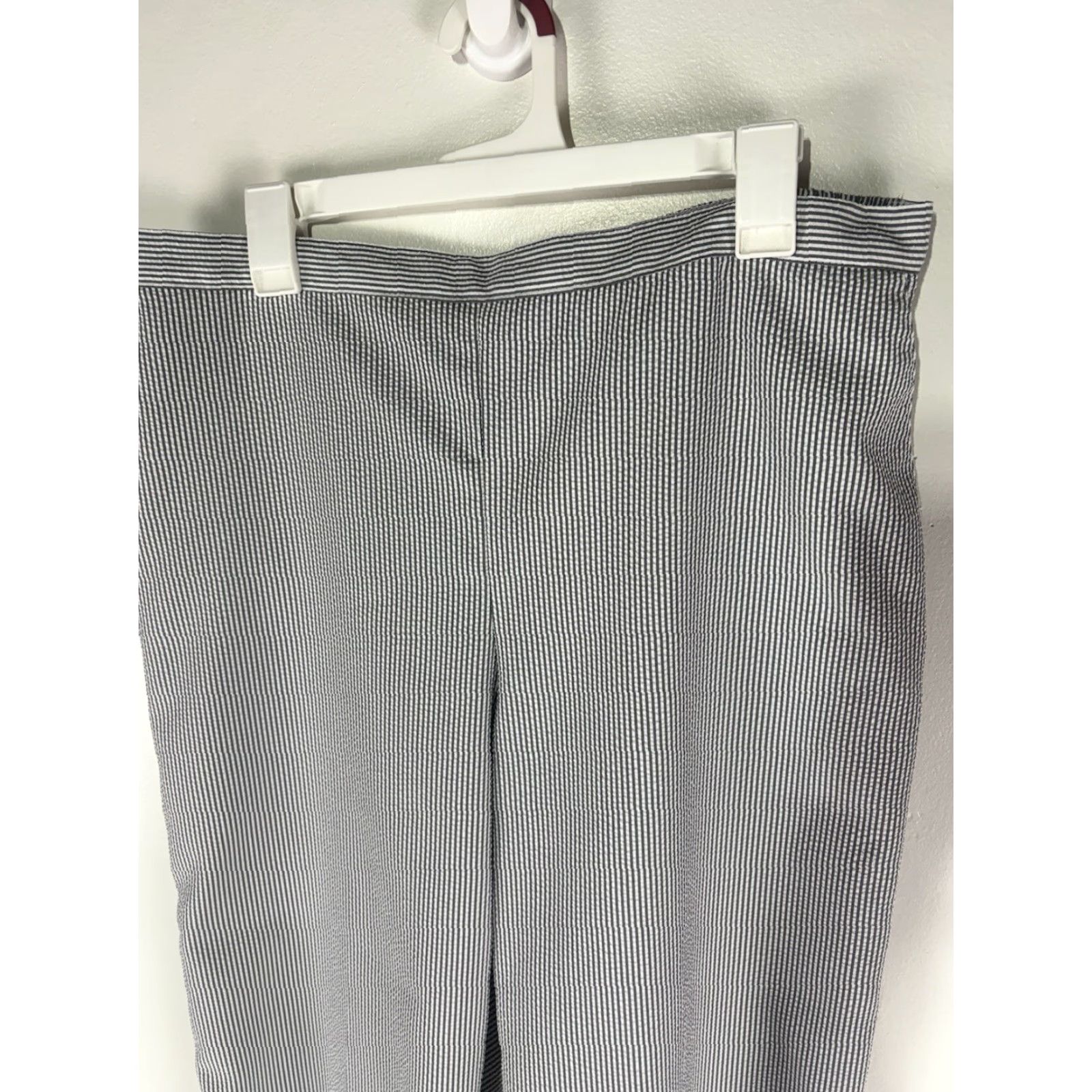 Vintage Alfred Dunner Gray/White Striped Seersucker Cropped Pants Womens Size 16 Wide-Leg, Pull On, 34 Waist, 20 Inseam Size 38" / US 16 / IT 52 - 2 Thumbnail