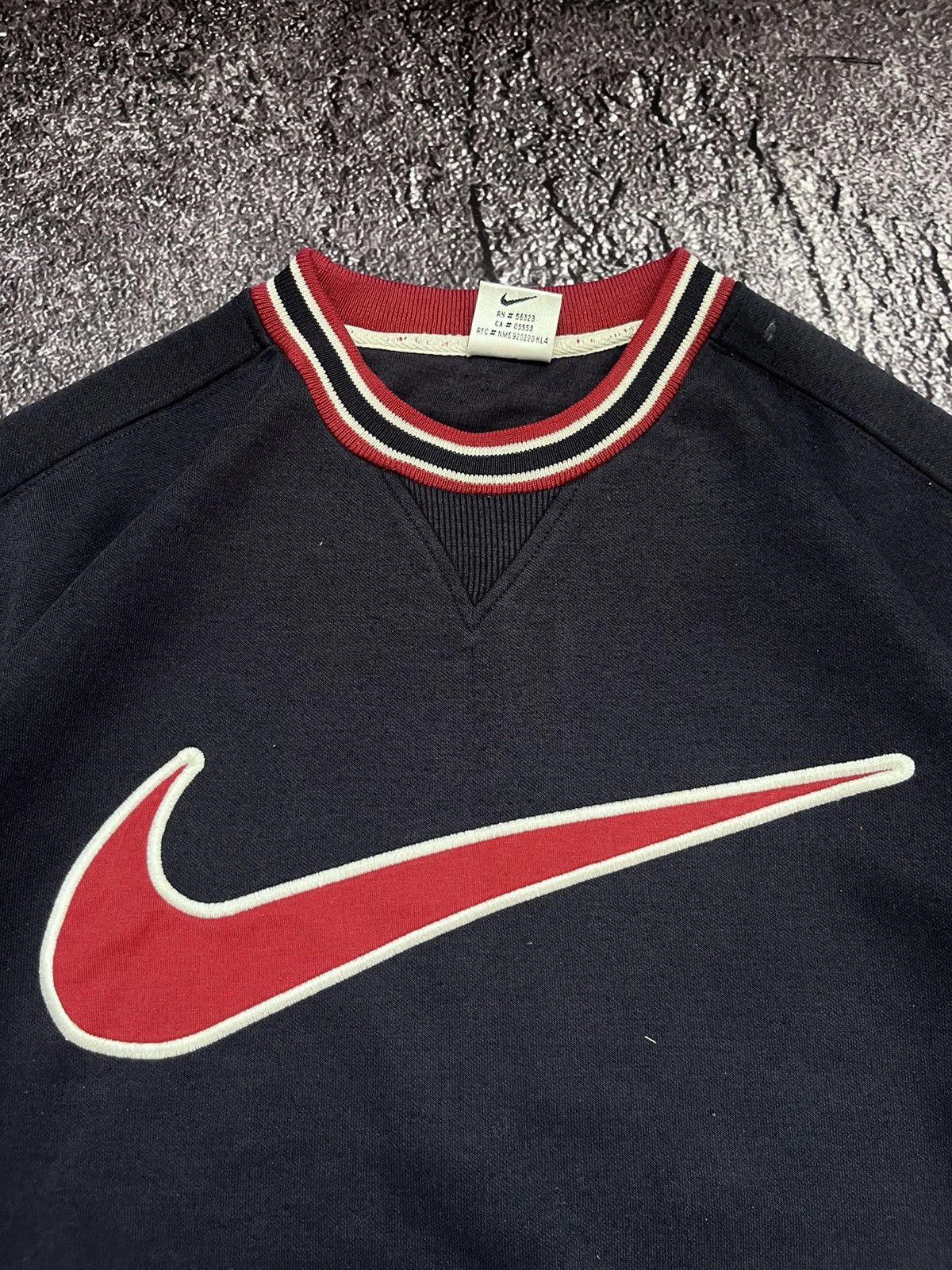 Nike VINTAGE 90S NIKE BIG SWOOSH LOGO EMBROIDERED SWEATSHIRT Size US L / EU 52-54 / 3 - 3 Thumbnail