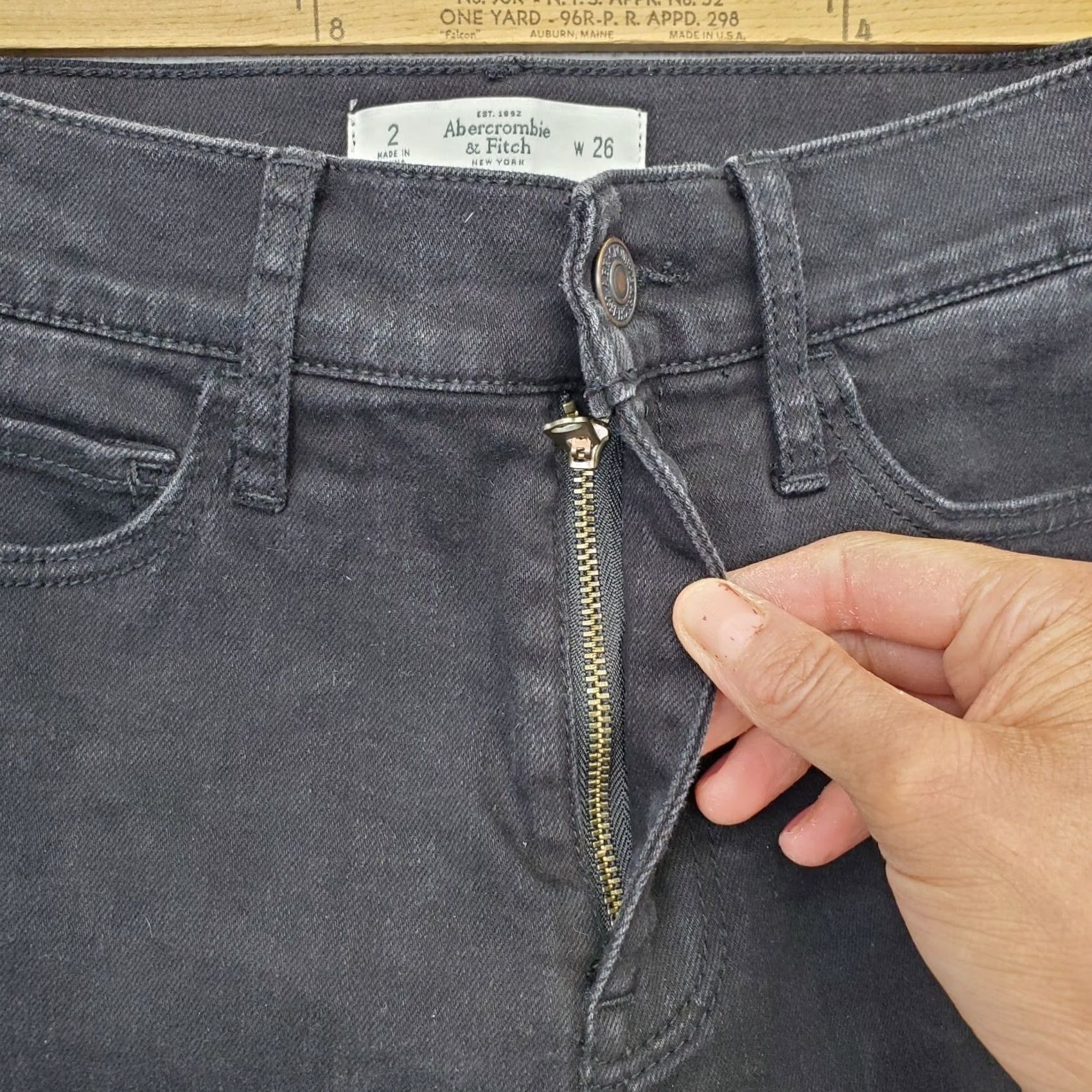 Abercrombie & Fitch Abercrombie & Fitch Women Size 2 Black Denim Cut-Off Shorts 5 Pocket Dark Wash Denim Stretch Casual Shorts Size 26" / US 2 / IT 38 - 5 Thumbnail