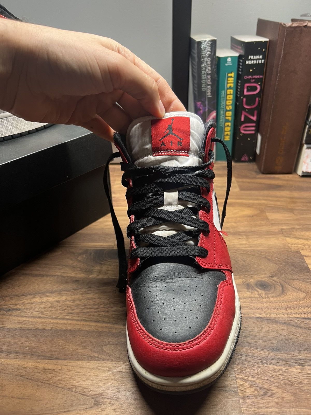 Nike Air Jordan 1 Mid Chicago Toe Size US 7 / EU 40 - 9 Thumbnail