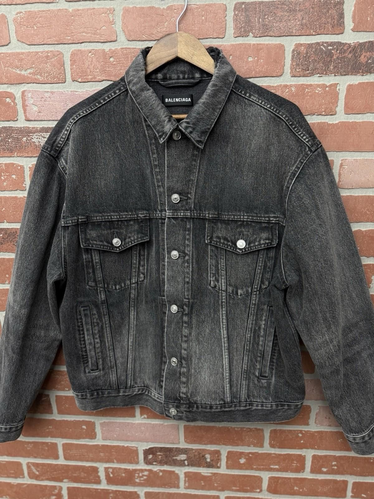 Balenciaga Balenciaga Black/Red Logo Denim Jean Jacket $1400 Size (50) Size US M / EU 48-50 / 2 - 3 Thumbnail