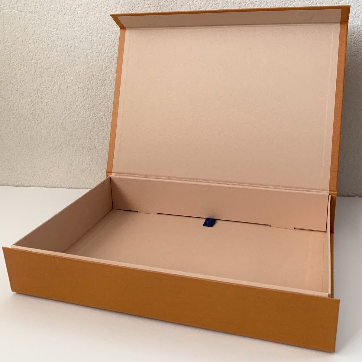 Louis Vuitton Louis Vuitton orange box magnetic closure Size ONE SIZE - 7 Thumbnail