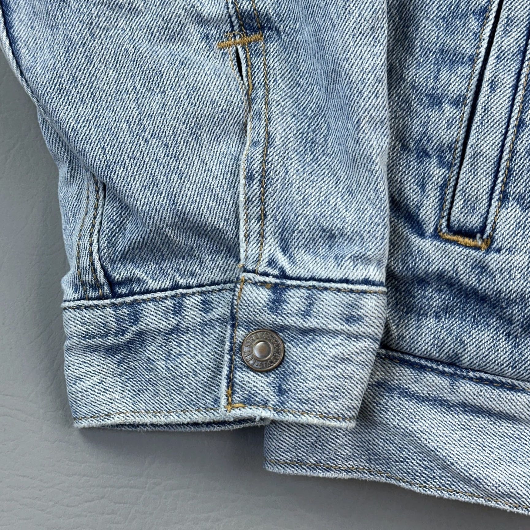 Levi's Levis Premium Trucker Jacket Women's Small Faux Fur Lined Reversible Trucker Jacket Size S / US 4 / IT 40 - 3 Thumbnail