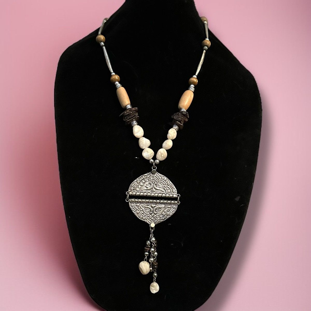 Vintage Vintage chunky wooden beads & flat pearls medallion necklace Size ONE SIZE - 1 Thumbnail