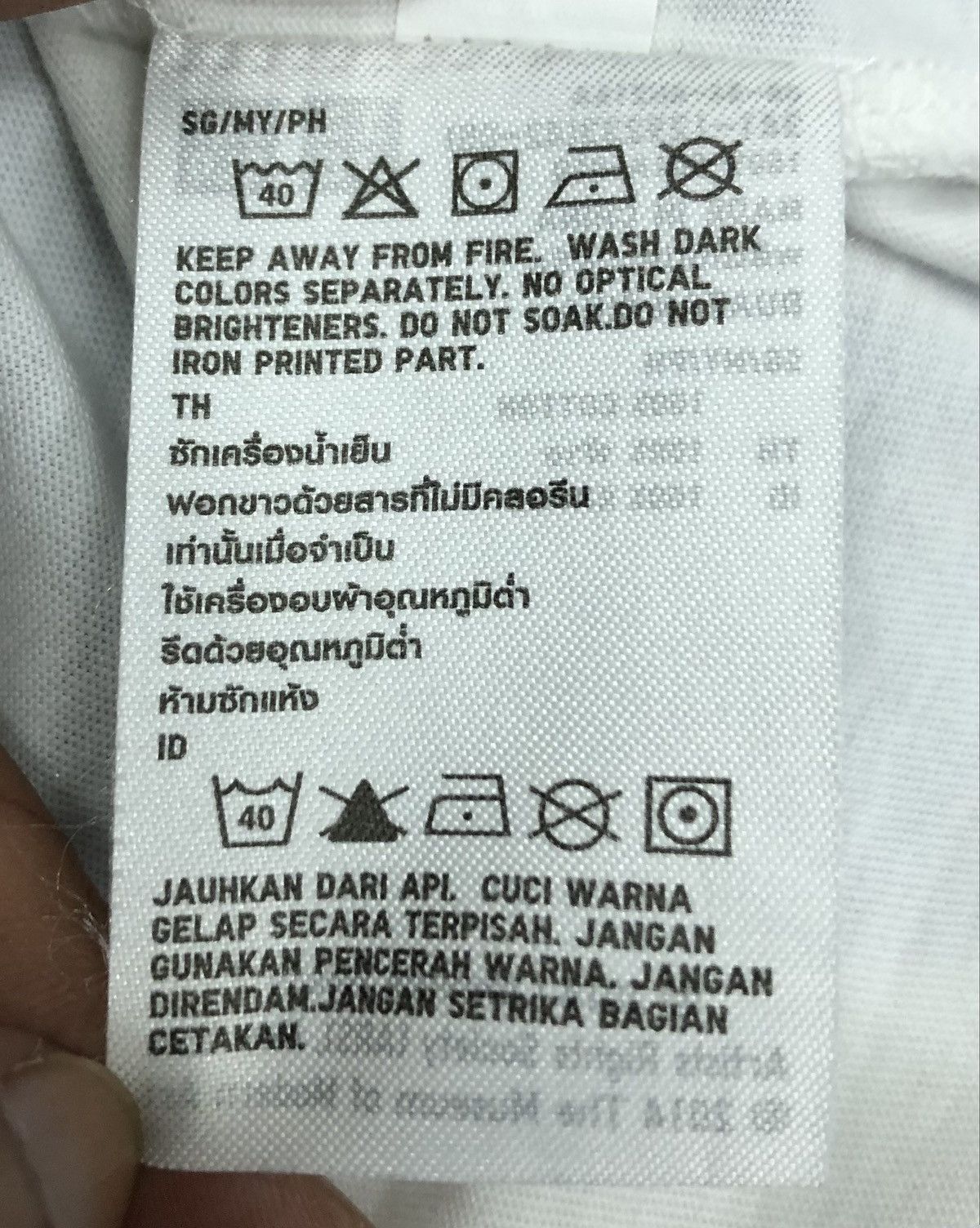 Uniqlo Uniqlo Lawrence Weiner 2014 The Museum Of Modern Art T-Shirt Size US M / EU 48-50 / 2 - 9 Thumbnail