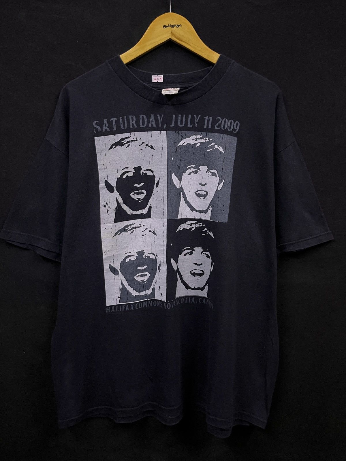 Band Tees VINTAGE 2009 THE BEATLES BAND CONCERT TSHIRT Size US XL / EU 56 / 4 - 1 Thumbnail