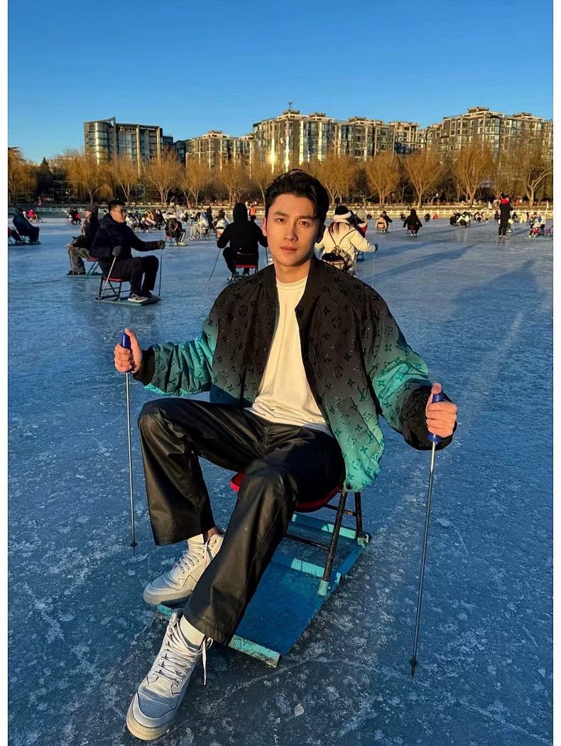 Louis Vuitton Louis Vuitton Black and blue gradient full-print bomber ja Size US M / EU 48-50 / 2 - 8 Thumbnail