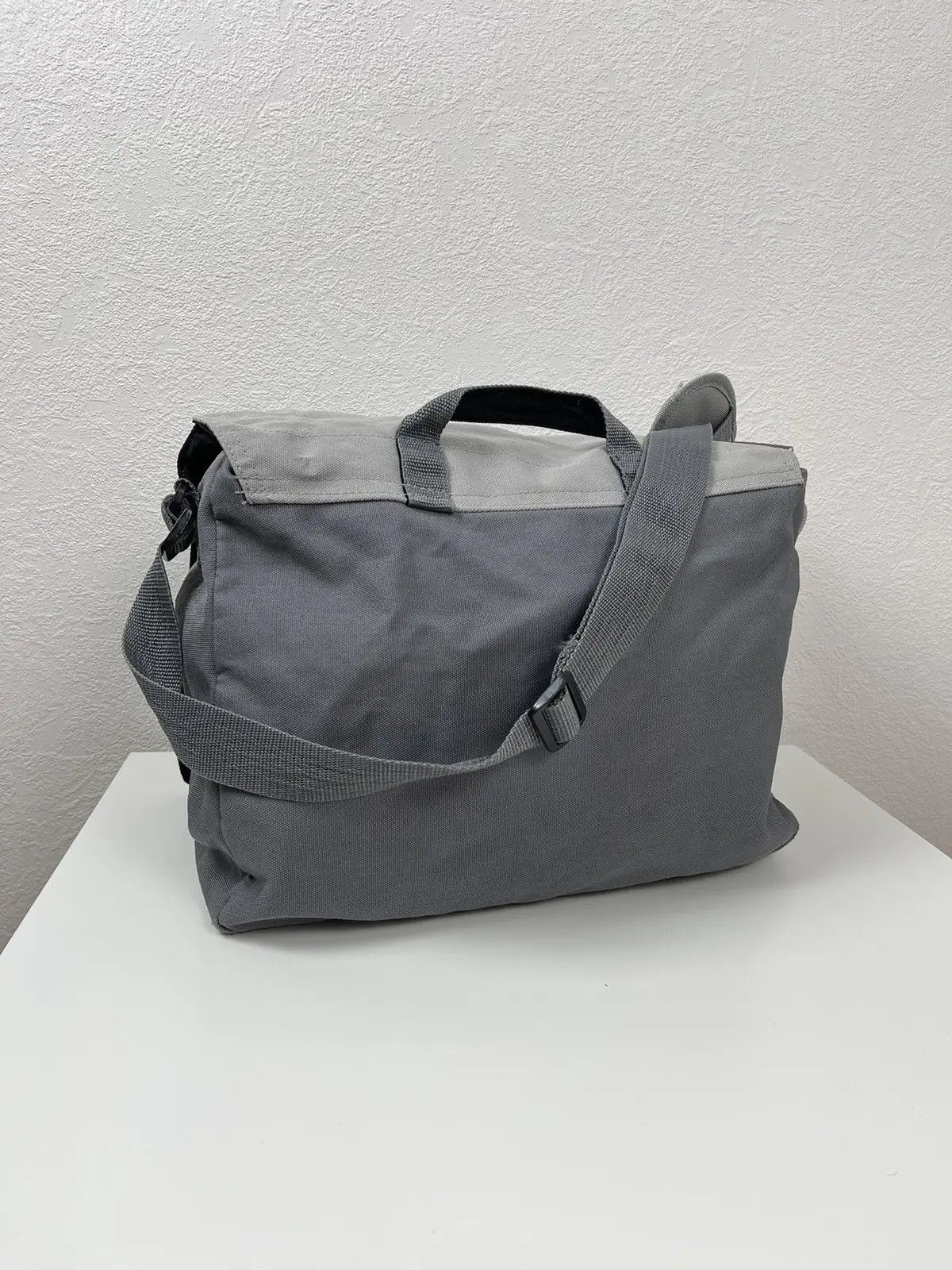 Nike Vintage Y2k Nike Messenger Bag Techwear Gorpcore Size ONE SIZE - 4 Thumbnail