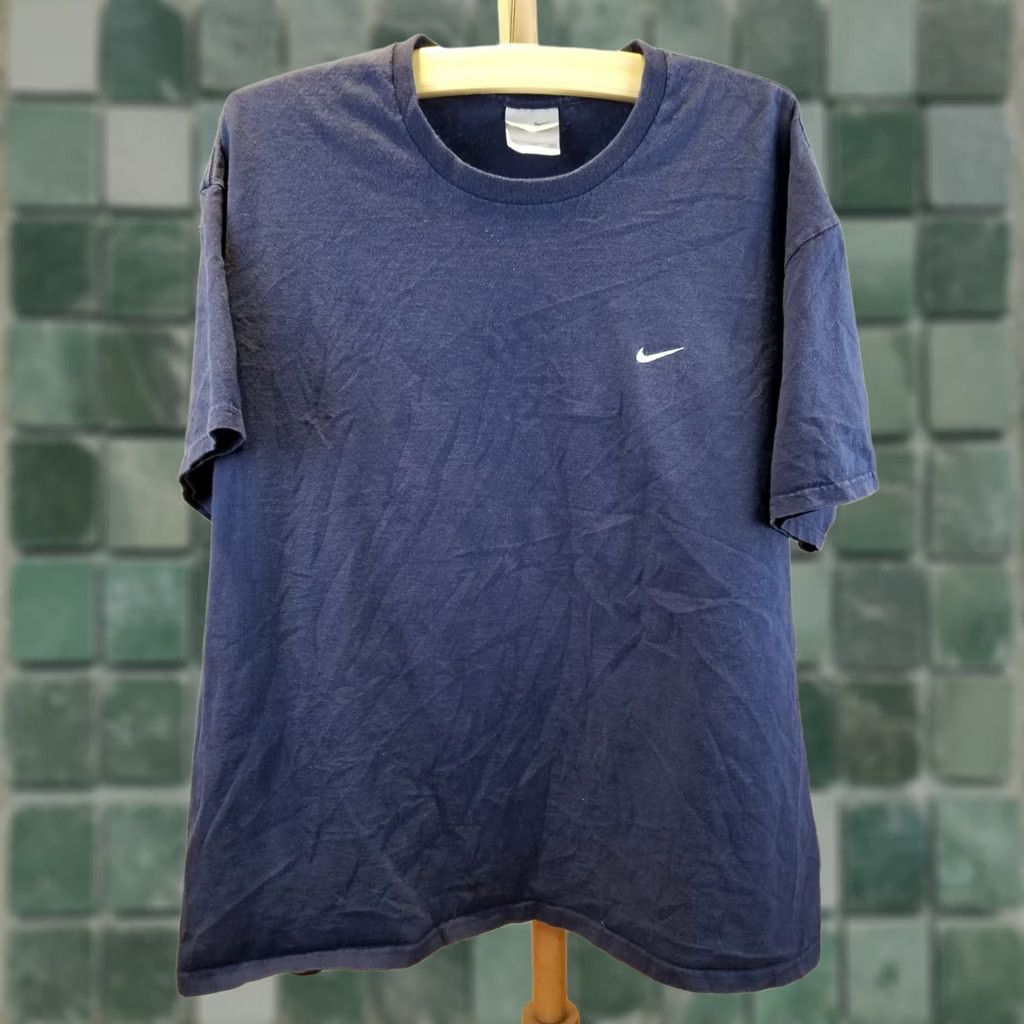 Nike VINTAGE Nike EMBROIDERY SMALL SWOOSH NAVY HEAVY COTTON T-SHIRT XL Men Shirt Short Sleeve Round Neck Cotton Jersey 90s Grunge USA Theme Size US XL / EU 56 / 4 - 1 Thumbnail