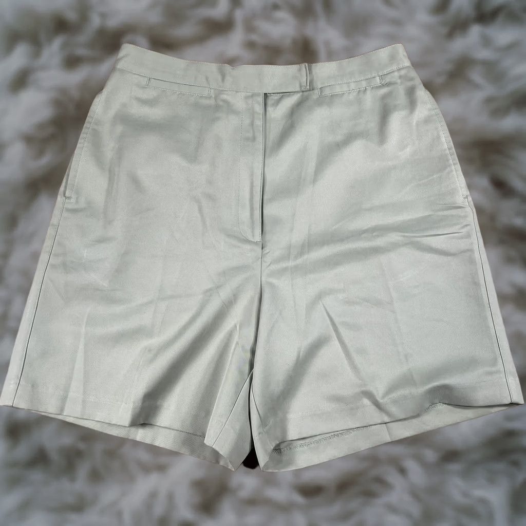 Izod IZOD Shorts Womens Size 12 Beige Flat Front Pockets Khaki Chino Golf Polyester Size 34" / US 12 / IT 48 - 1 Thumbnail