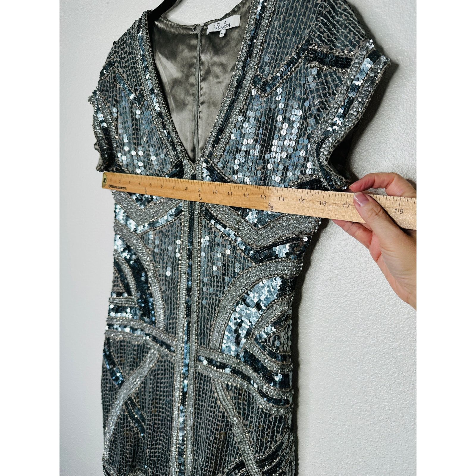 Parker Parker Silver Rose Gold Sequin Aztec VNeck Mini Dress S Size S / US 4 / IT 40 - 13 Thumbnail