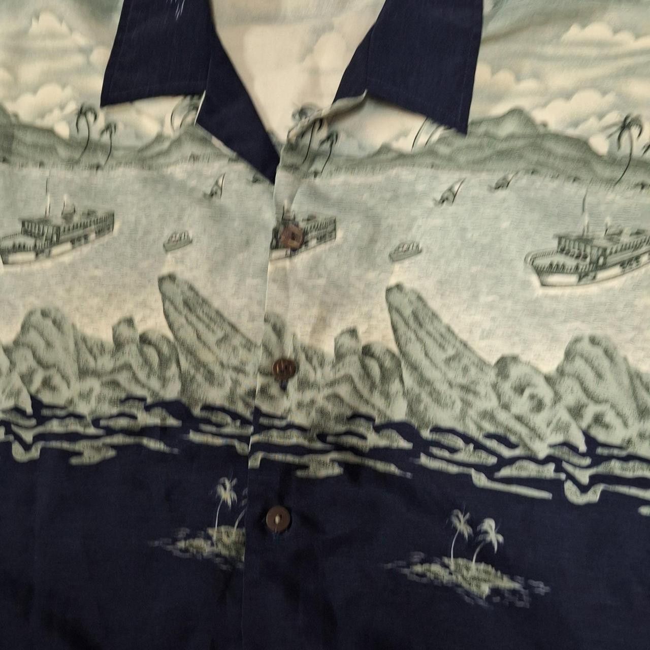 Other Hawaiian-inspired men's button-up shirt with a relaxed fit Size US L / EU 52-54 / 3 - 2 Thumbnail