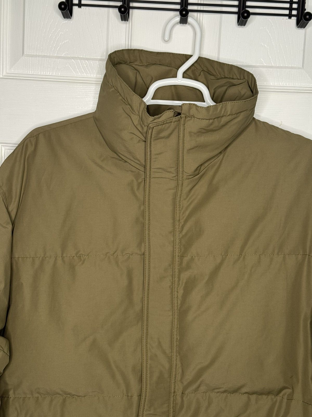 Fear of God Fear of God ESSENTIALS Puffer Army Green Size US L / EU 52-54 / 3 - 4 Thumbnail