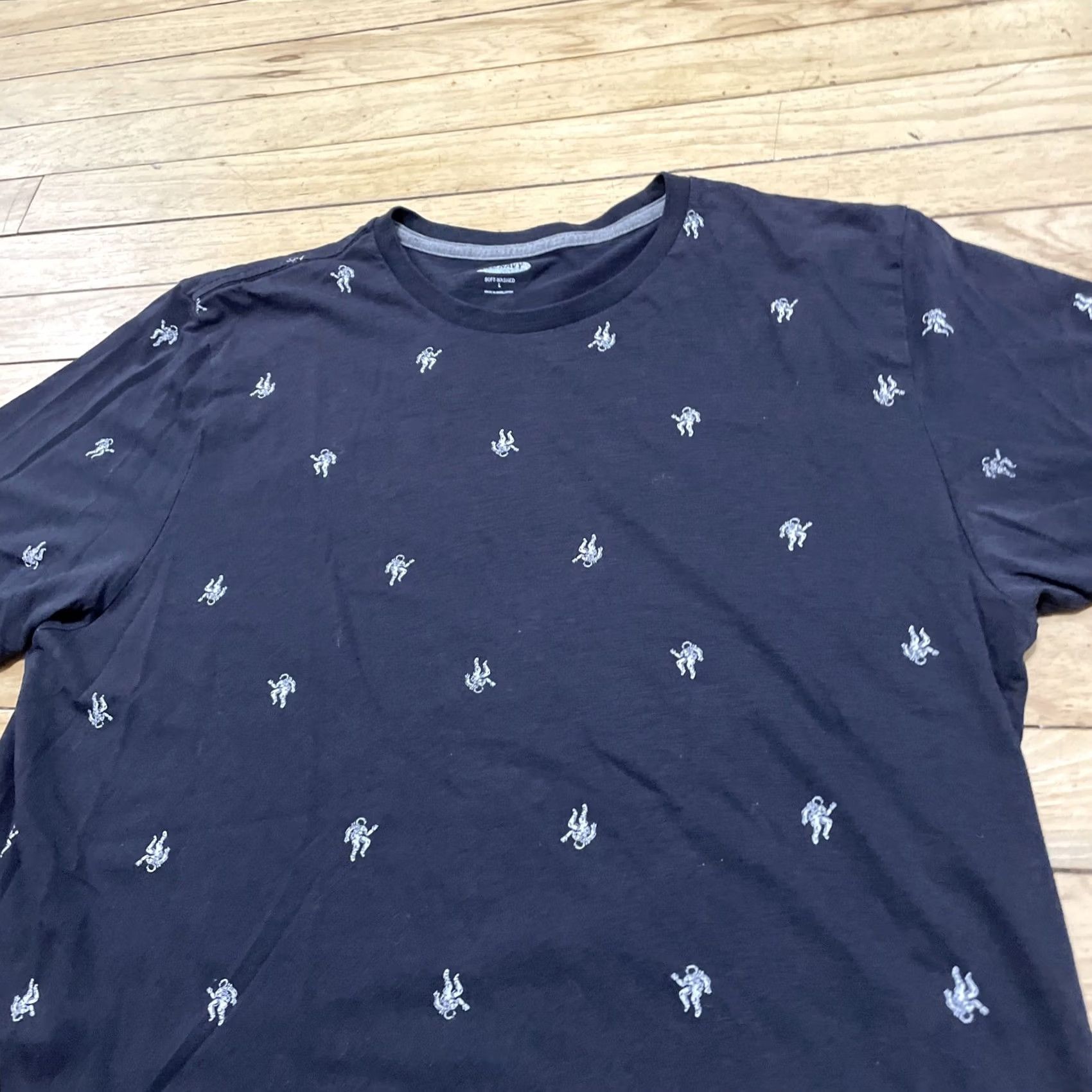 Old Navy Old Navy Soft Washed T Shirt Adult L Slim Astronaut Print Black Graph Tee Shirt Size US L / EU 52-54 / 3 - 4 Thumbnail