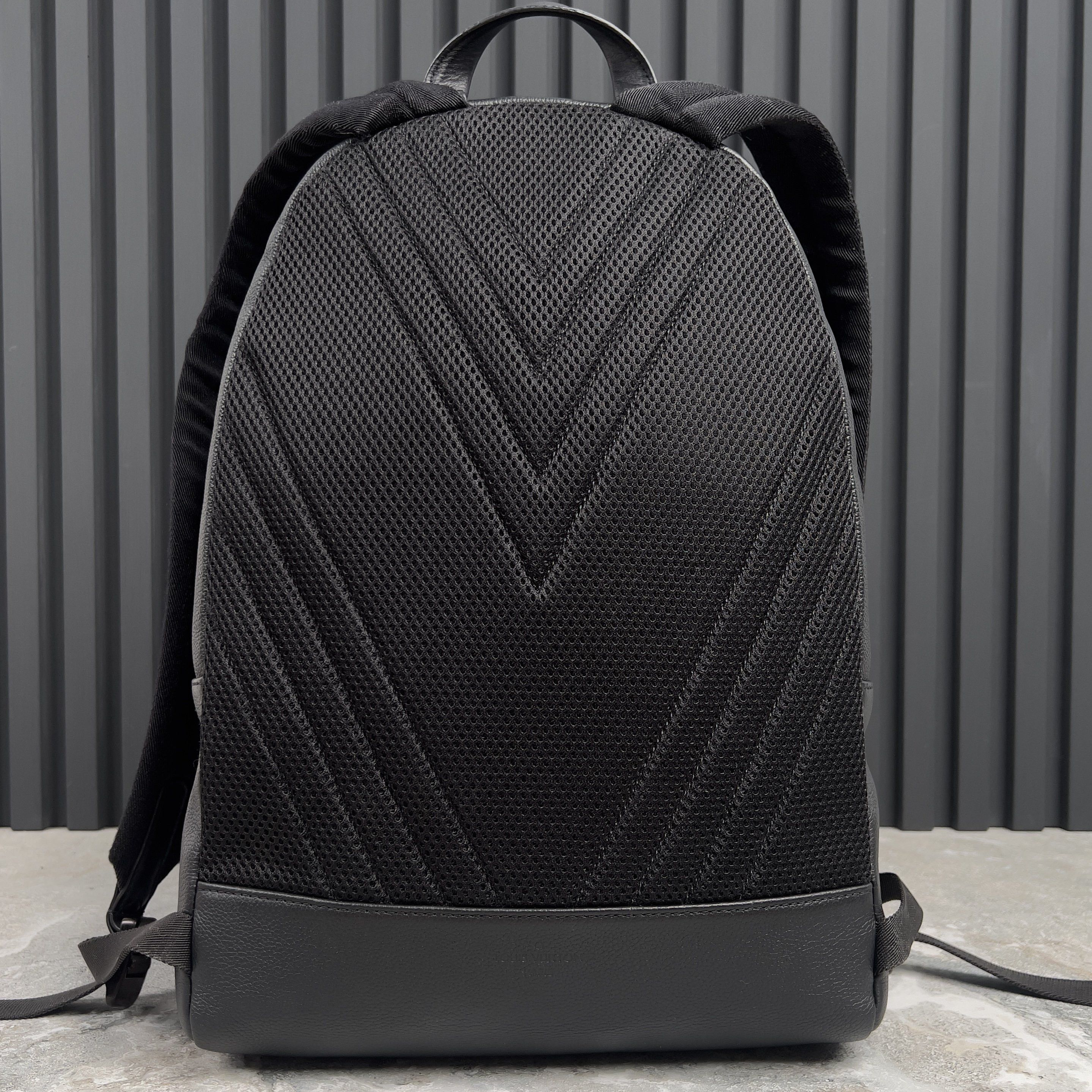 Louis Vuitton Louis Vuitton Aerogram Takeoff Backpack Grain Leather Size ONE SIZE - 6 Thumbnail