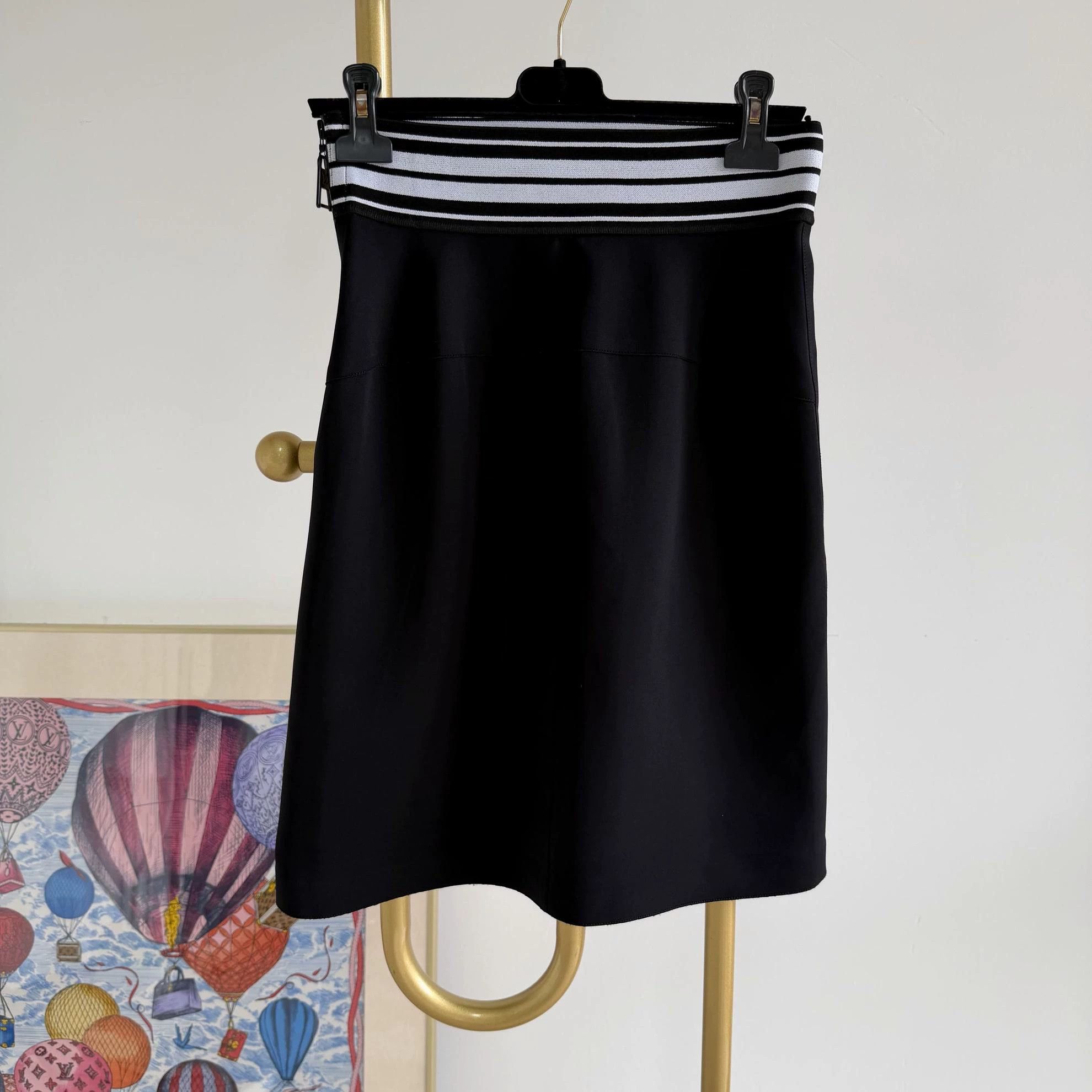 Louis Vuitton Louis Vuitton Black Short Skirt women's 38 6121 Size 27" / US 4 / IT 40 - 2 Thumbnail