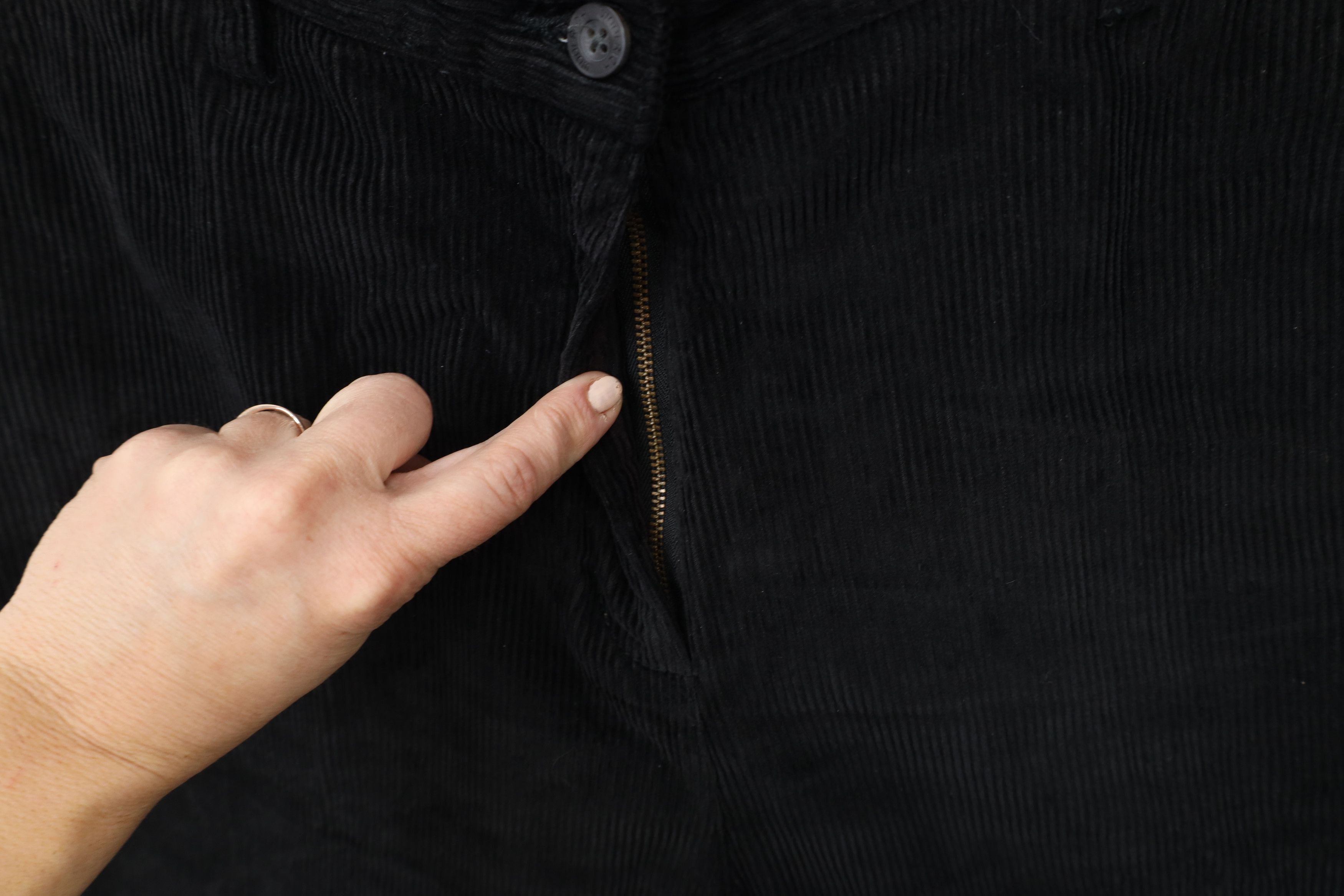 Vintage × Woolrich Woolen Mills Vintage 90s Woolrich Tapered Leg Corduroy Pants Black Size 36" / US 14 / IT 50 - 6 Thumbnail