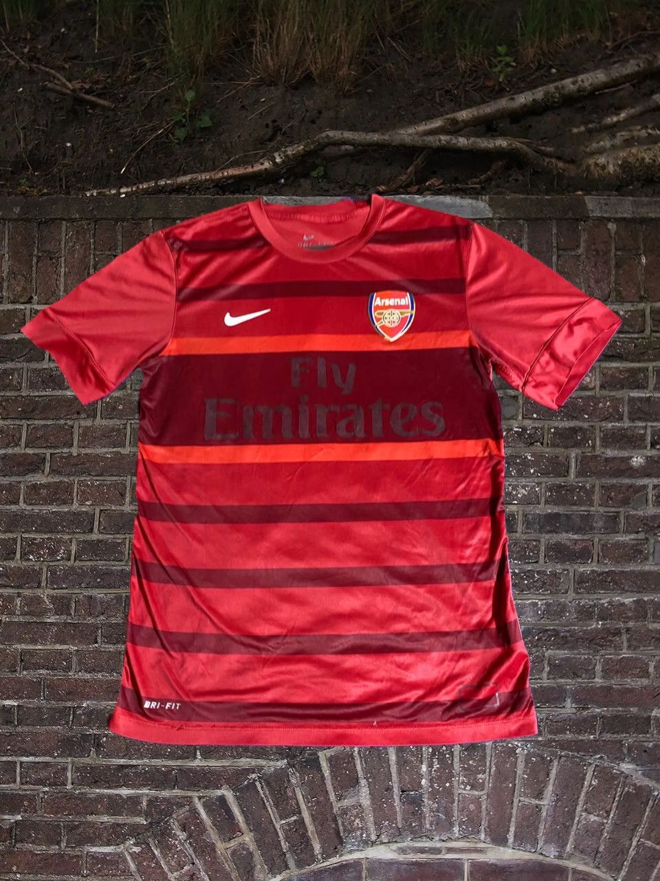 Nike × Vintage Vintage Nike Arsenal Big Graphic Logo Distressed 90’s tee Size US S / EU 44-46 / 1 - 1 Thumbnail