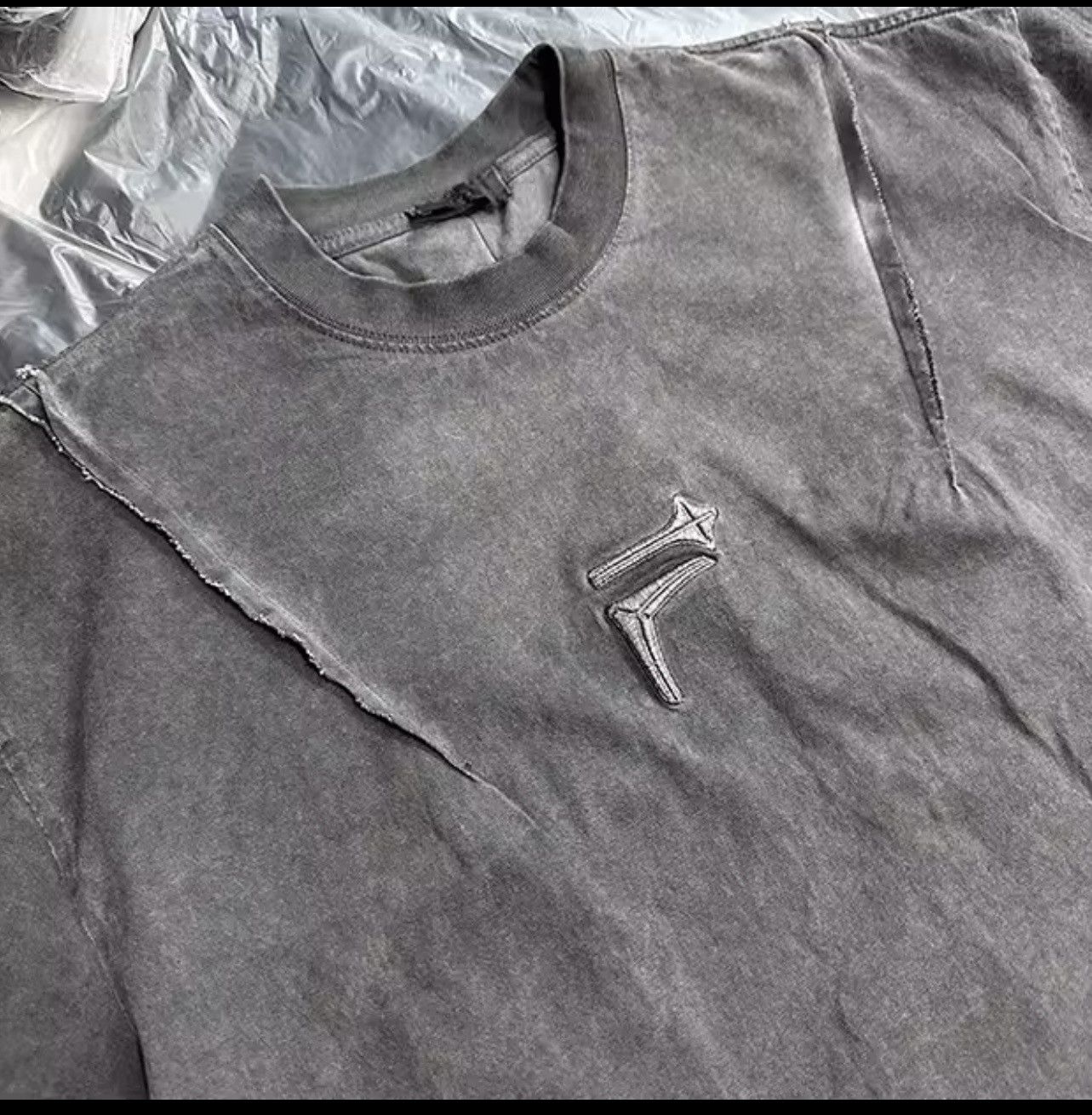 Japanese Brand × Vintage Small Pleated Design Embroidered Tshirt Size US L / EU 52-54 / 3 - 4 Thumbnail